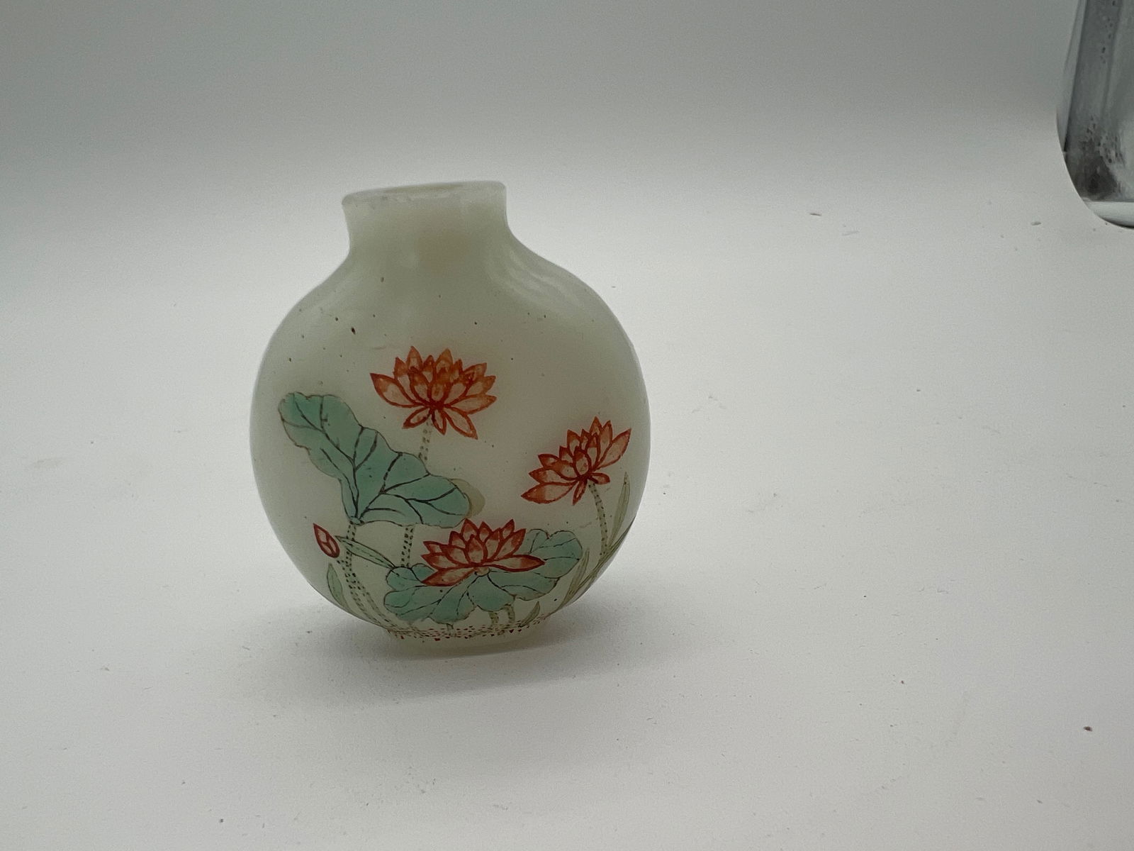 A GUYUE XUAN ENAMELED WHITE GLASS SNUFF BOTTLE (1 of 8)