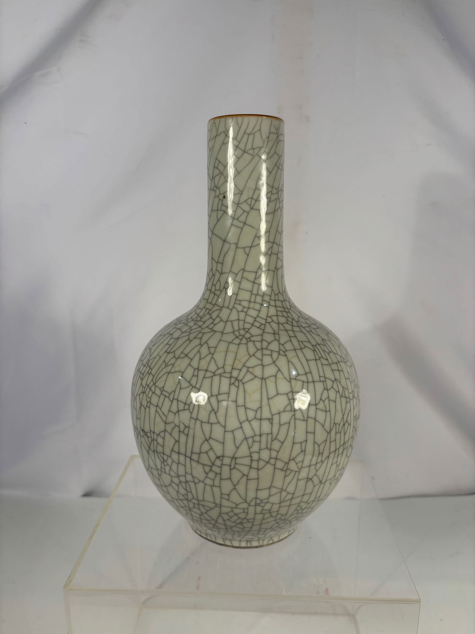 A Chinese Ge-Type Crackle-Glazed Celadon Vase , Qianlong period (1 of 8)