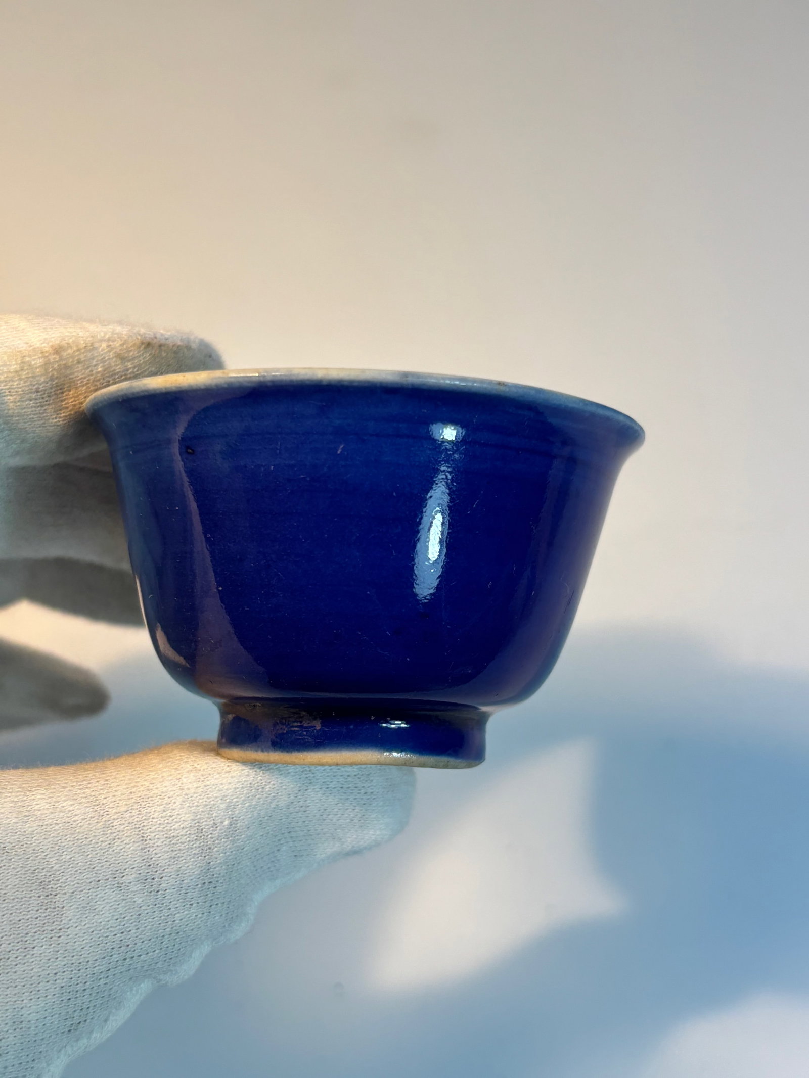 A Chinese blue glazed porcelain cup: Qing dynasty(1644-1912), Dimensions?height: 4 cm, diameter: 6.5 cm