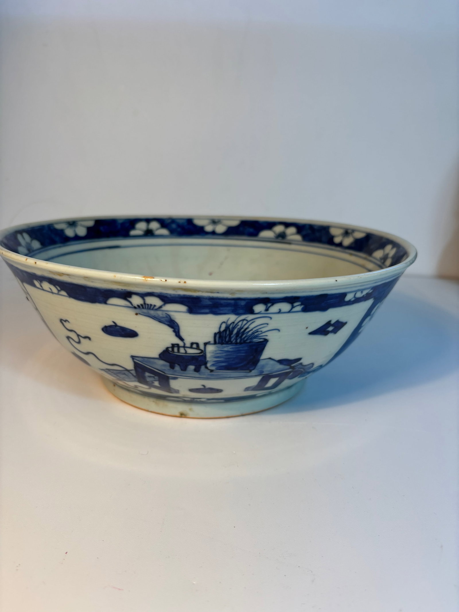 A large Chinese blue and white porcelain bowl: Qing dynasty (1644-1912), Dimensions?Diameter: 11 inches ; Height: 4 inches