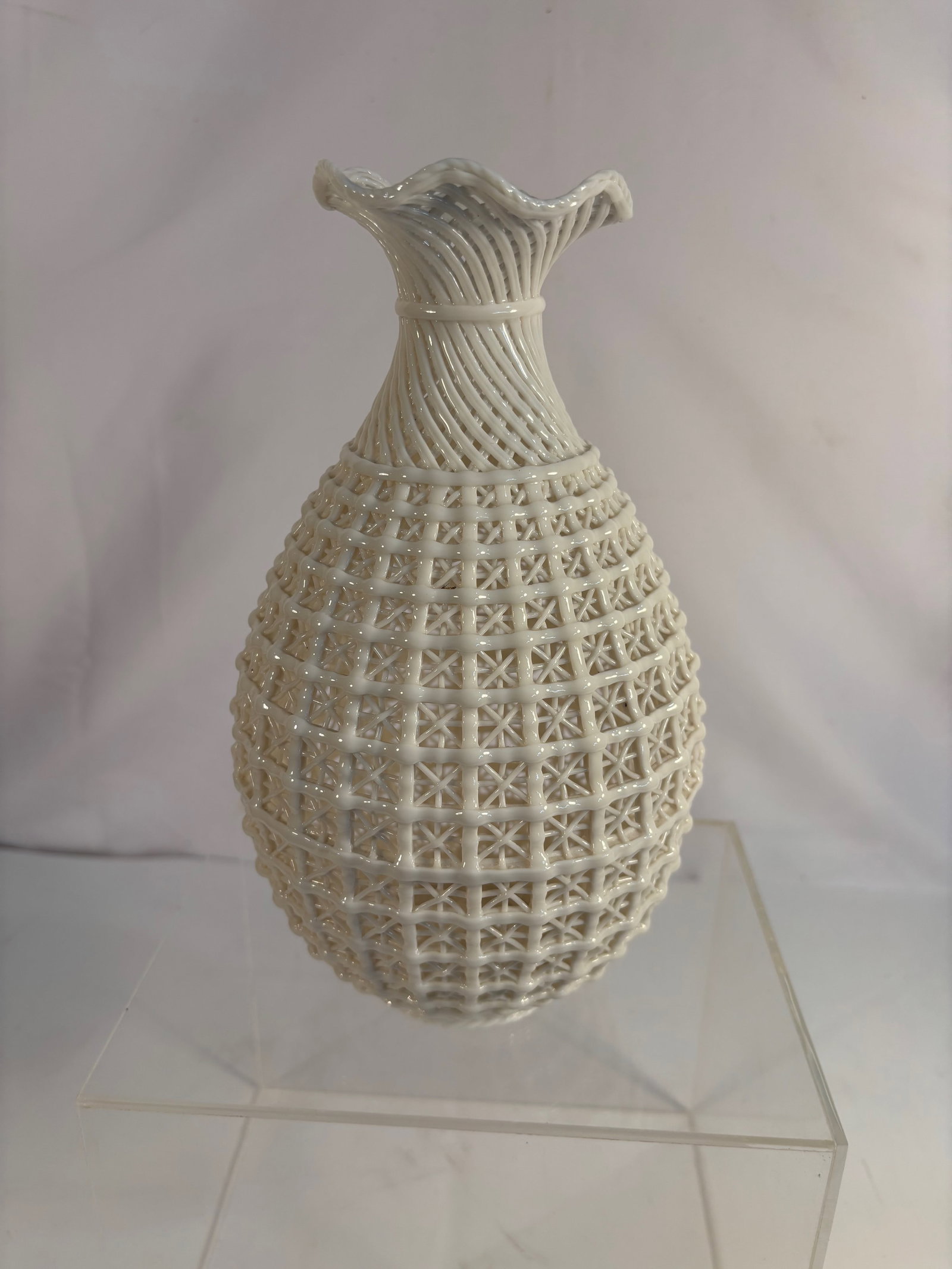 A Chinese Dehua Blanc de Chine Porcelain Vase with Openwork Lattice Design and Scalloped Rim (1 of 7)