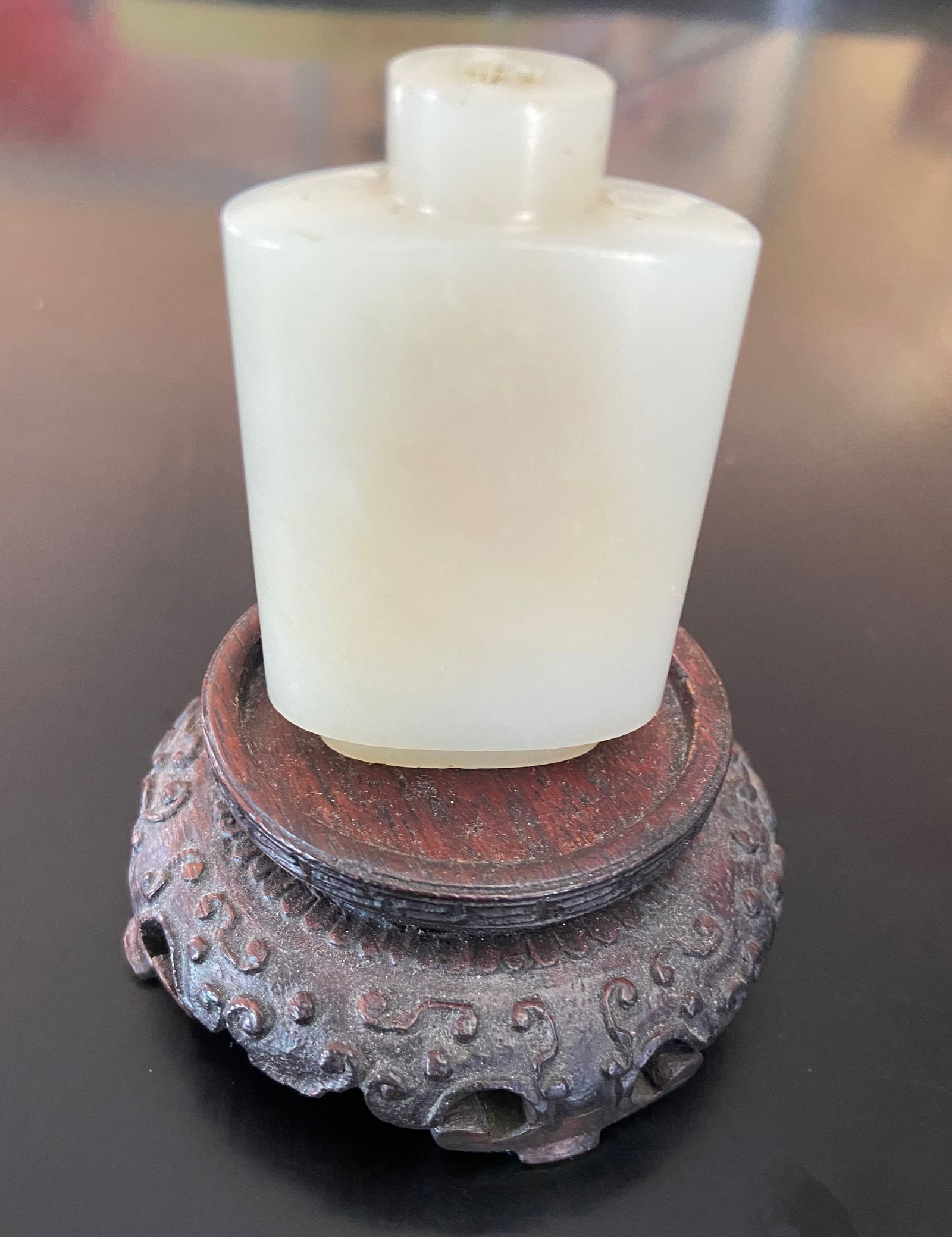 A Chinese nephrite jade snuff bottle: Qing Dynasty (1644-1912); Provenance: From an prominent Midwest family collection in US.Dimensions?H: 6 cm / 2.5 inches ;