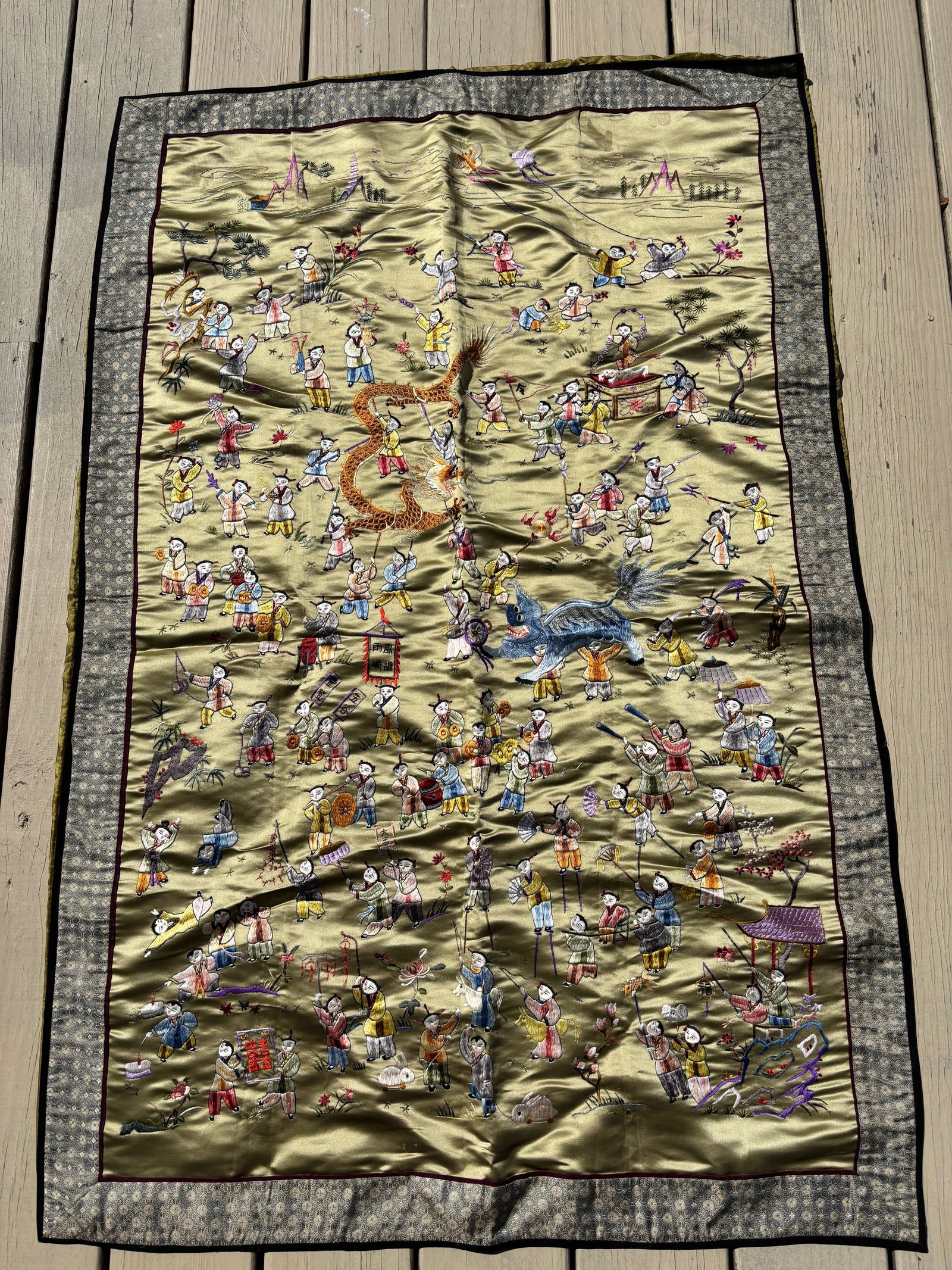 A Chinese embroidered silk panel (1 of 11)