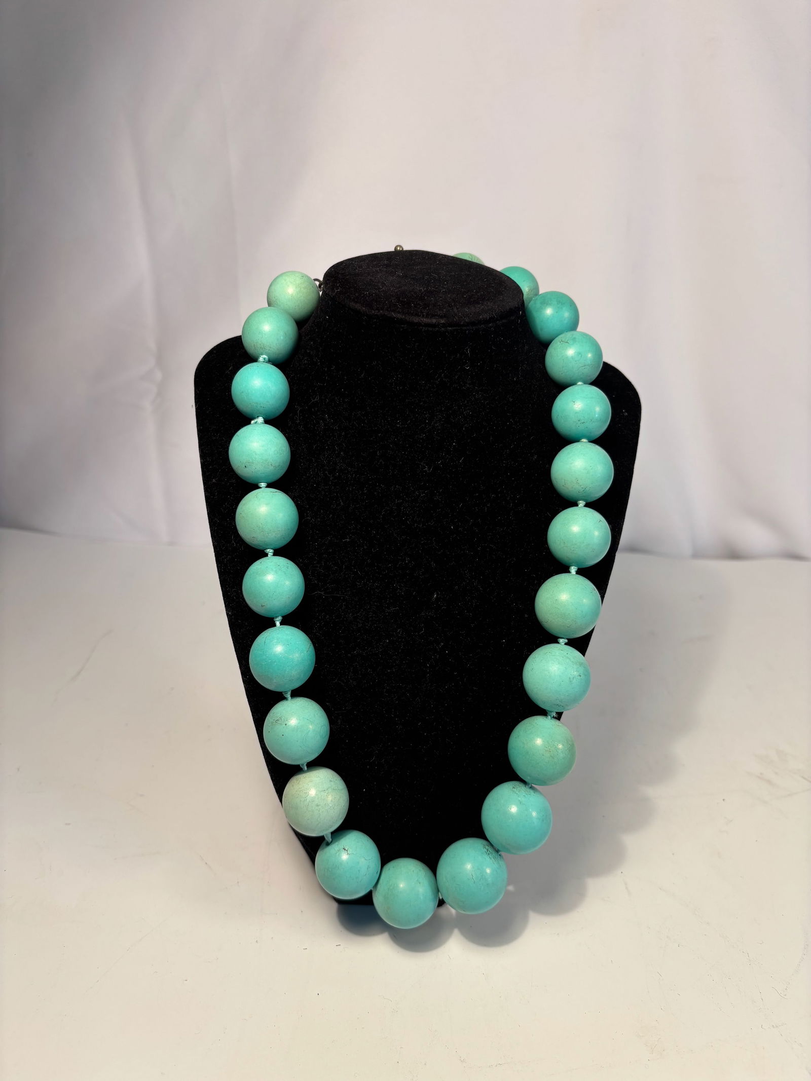 High-Grade Turquoise Bead Necklace with Large Polished Beads: A beautiful vintage necklace featuring large, polished turquoise beads with a smooth, refined finish. The graduated bead size creates a bold and elegant statement look. A high-quality decorative piece