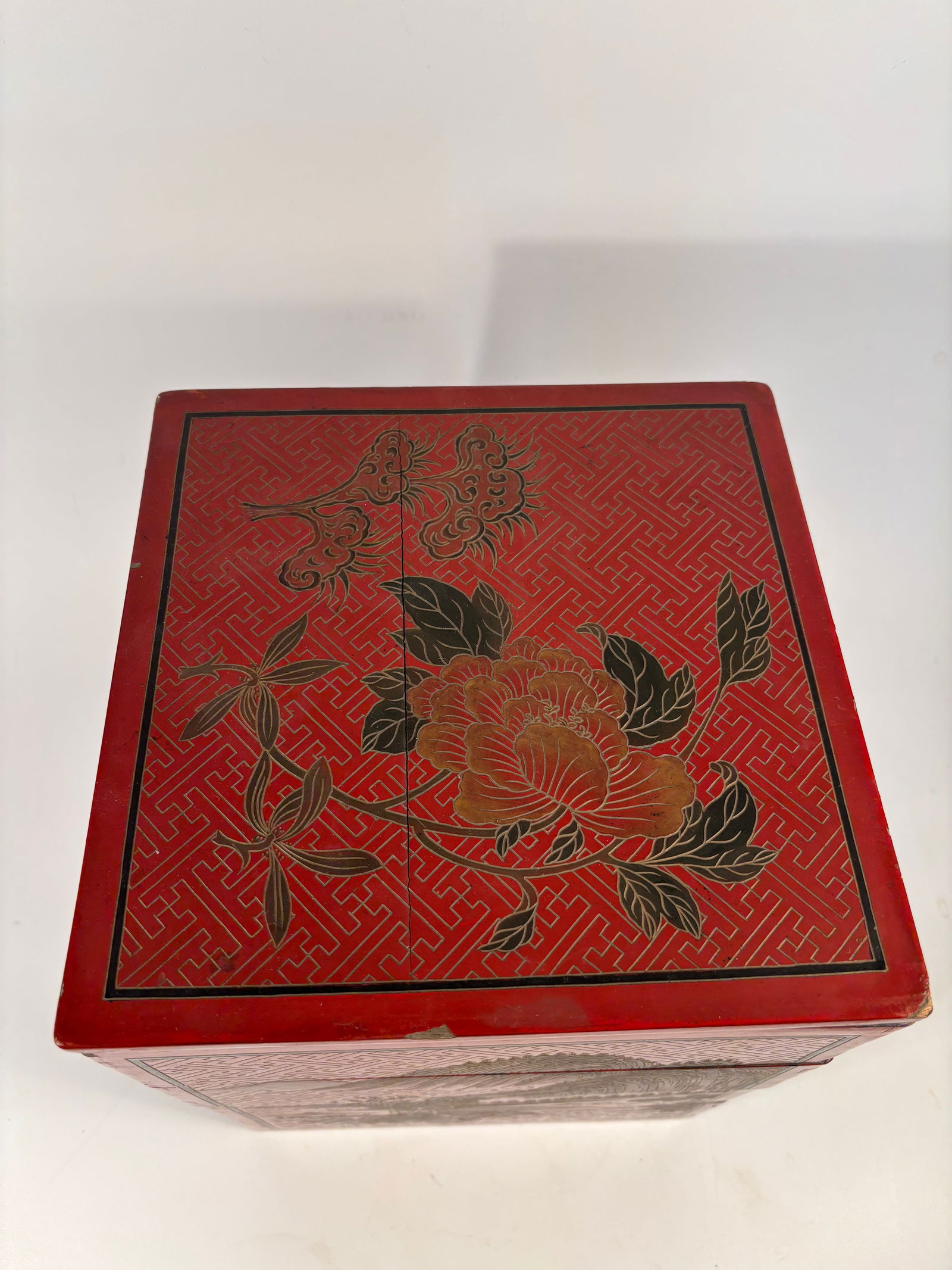 A Chinese red lacquer hand painted box - 6