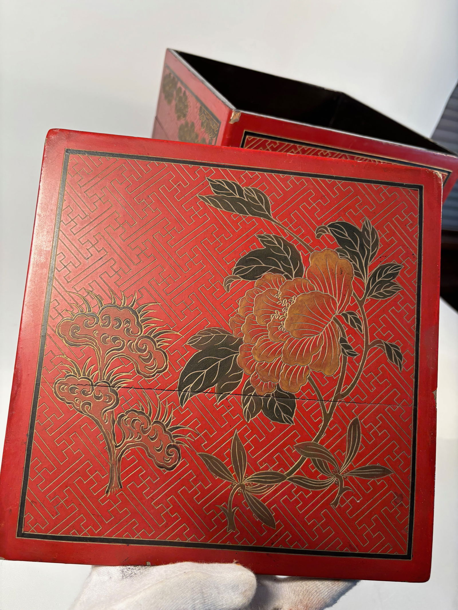 A Chinese red lacquer hand painted box - 7