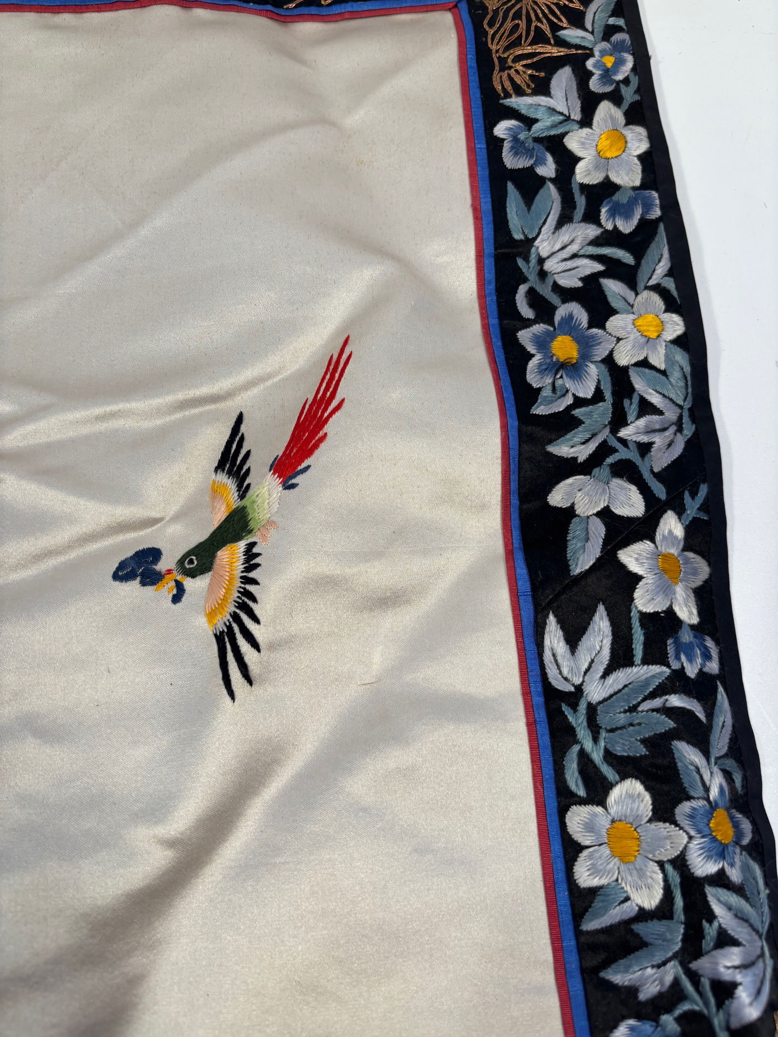 A Chinese silk embroidered panel - 4