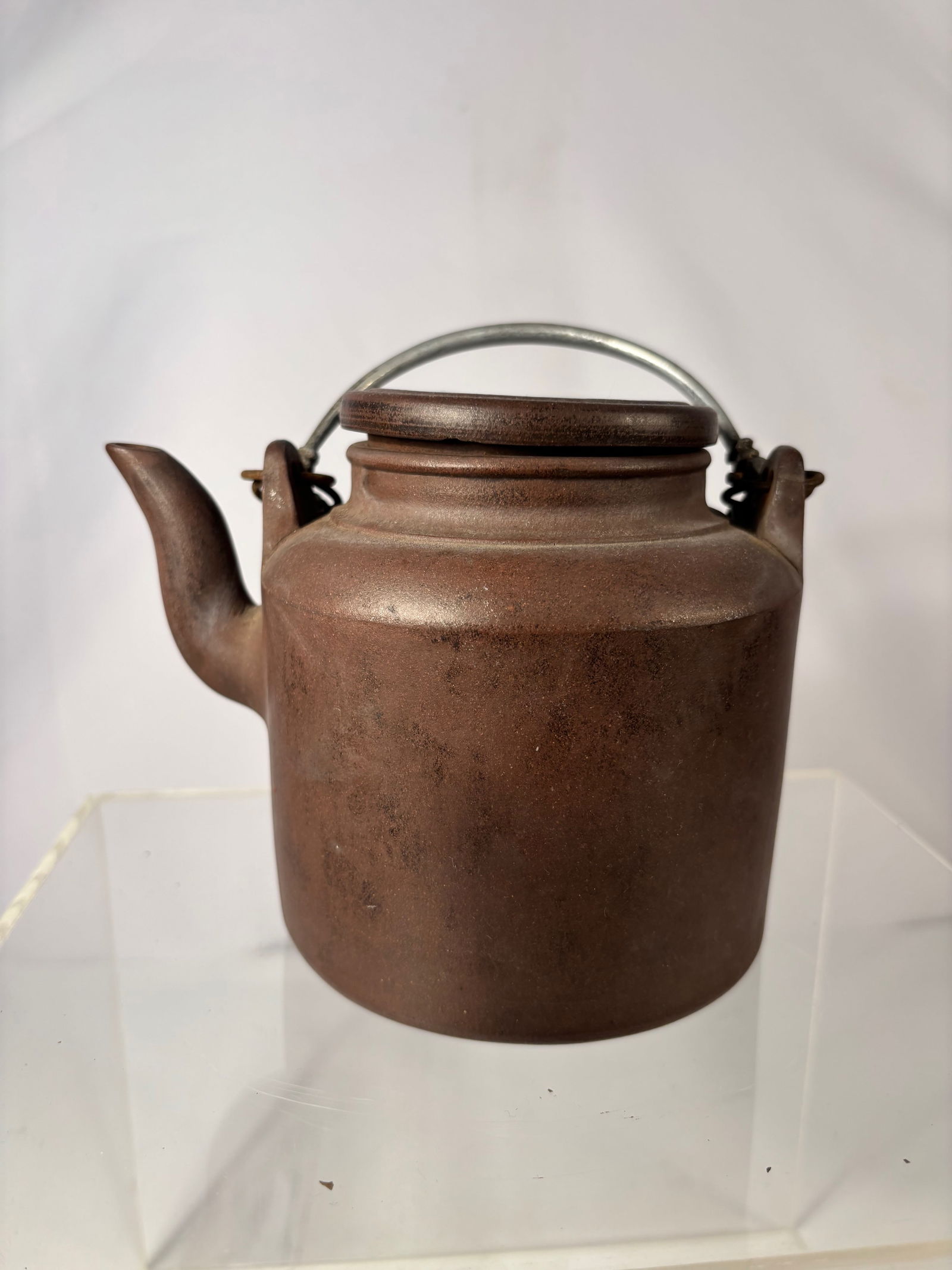 Chinese Yixing Zisha Teapot, Shao Hanchen Mark: Qing dynasty(1644-1912); A finely crafted Chinese Yixing zisha (purple clay) teapot of cylindrical form with short spout and fitted domed lid, the shoulders applied with pierced lugs supporting a meta