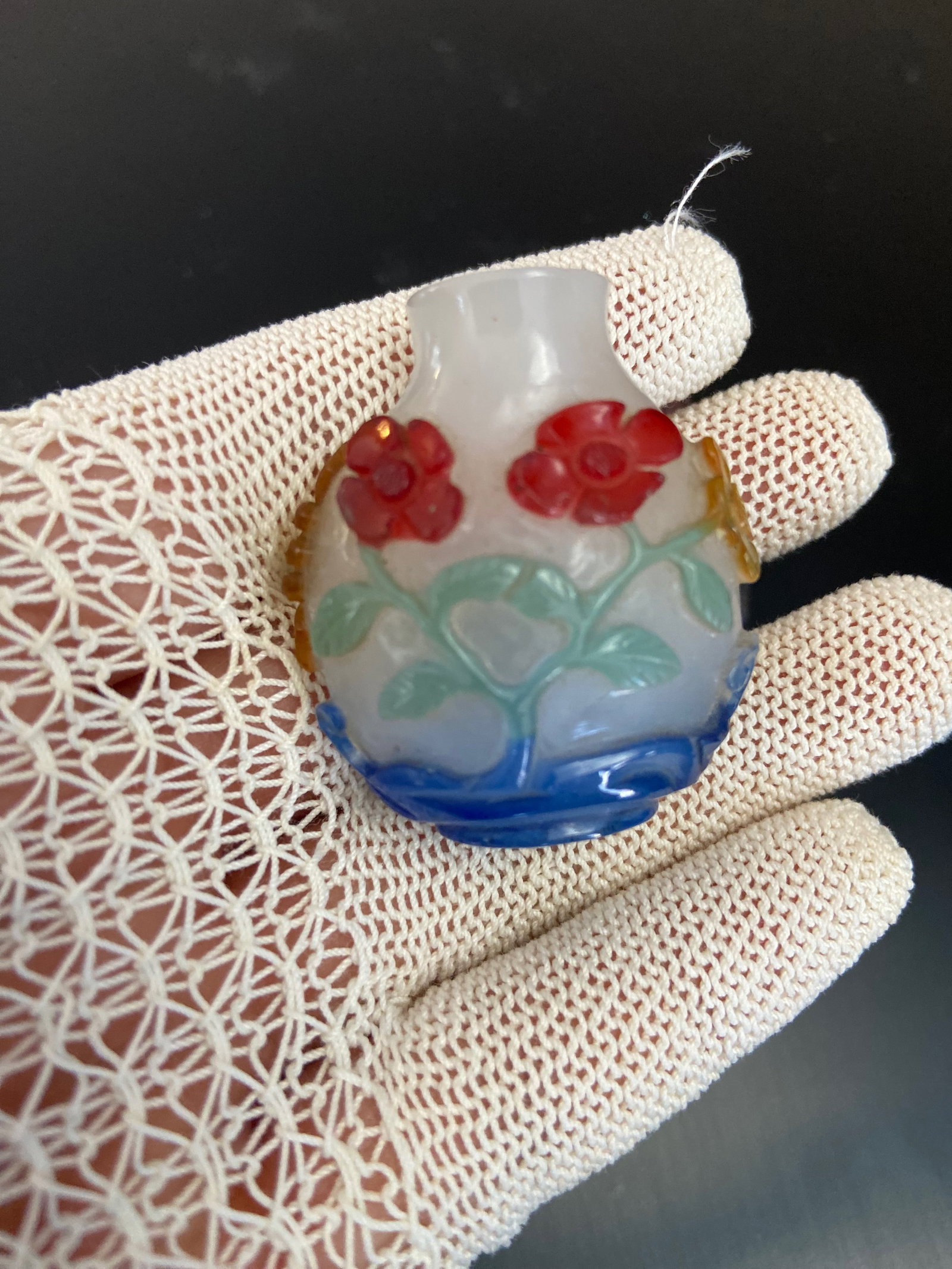 A Chinese 5-color overlay hand carved glass snuff bottle: Qing Dynasty (1644-1912); This is a rare 5-colour overlay snuff bottle. The intricate floral decorations and multicolored glass . Provenance: From an prominent Midwest family collection in US.Dimensio