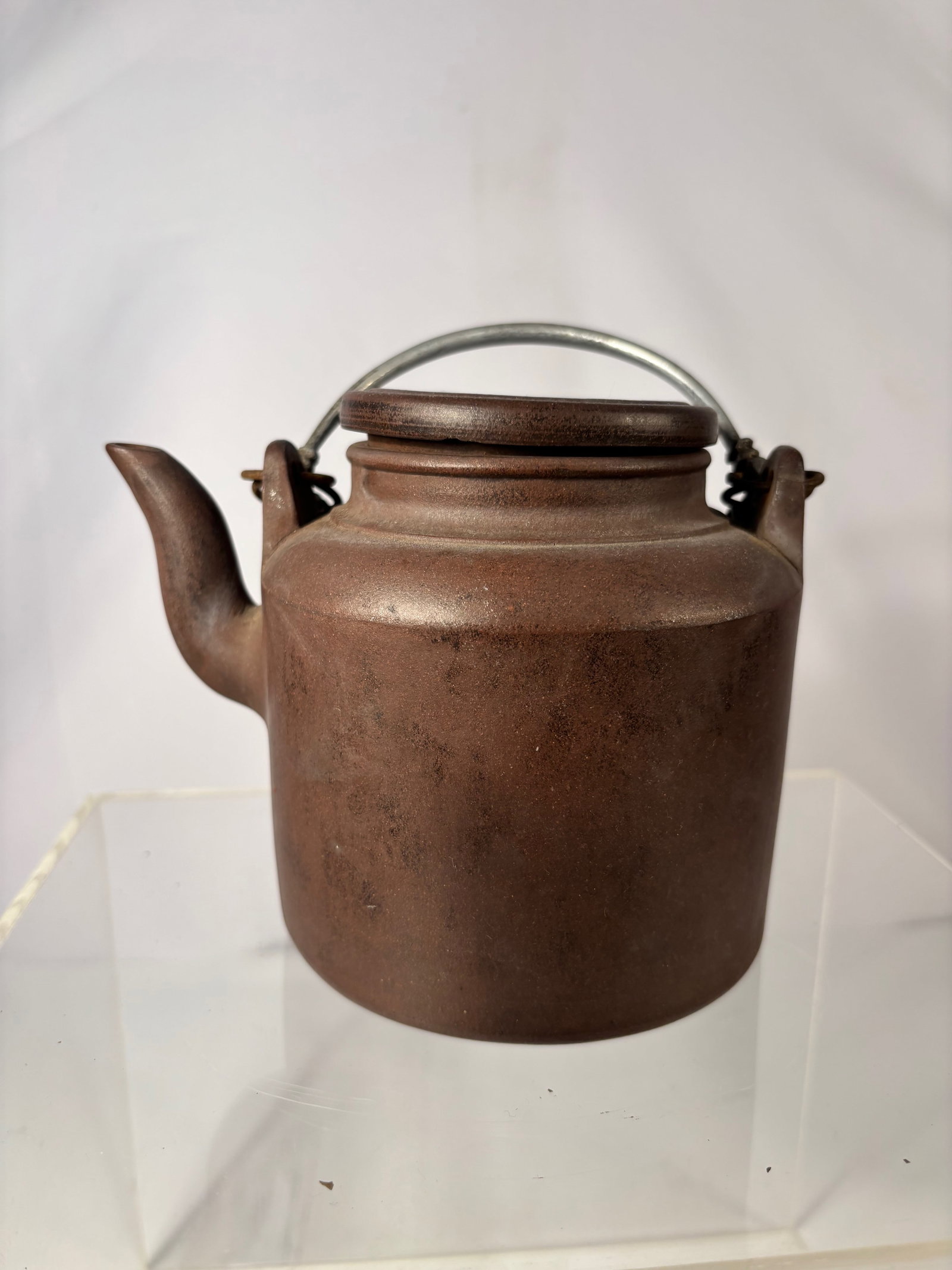 Chinese Yixing Zisha Teapot, Shao Hanchen Mark: Qing dynasty(1644-1912); A finely crafted Chinese Yixing zisha (purple clay) teapot of cylindrical form with short spout and fitted domed lid, the shoulders applied with pierced lugs supporting a meta