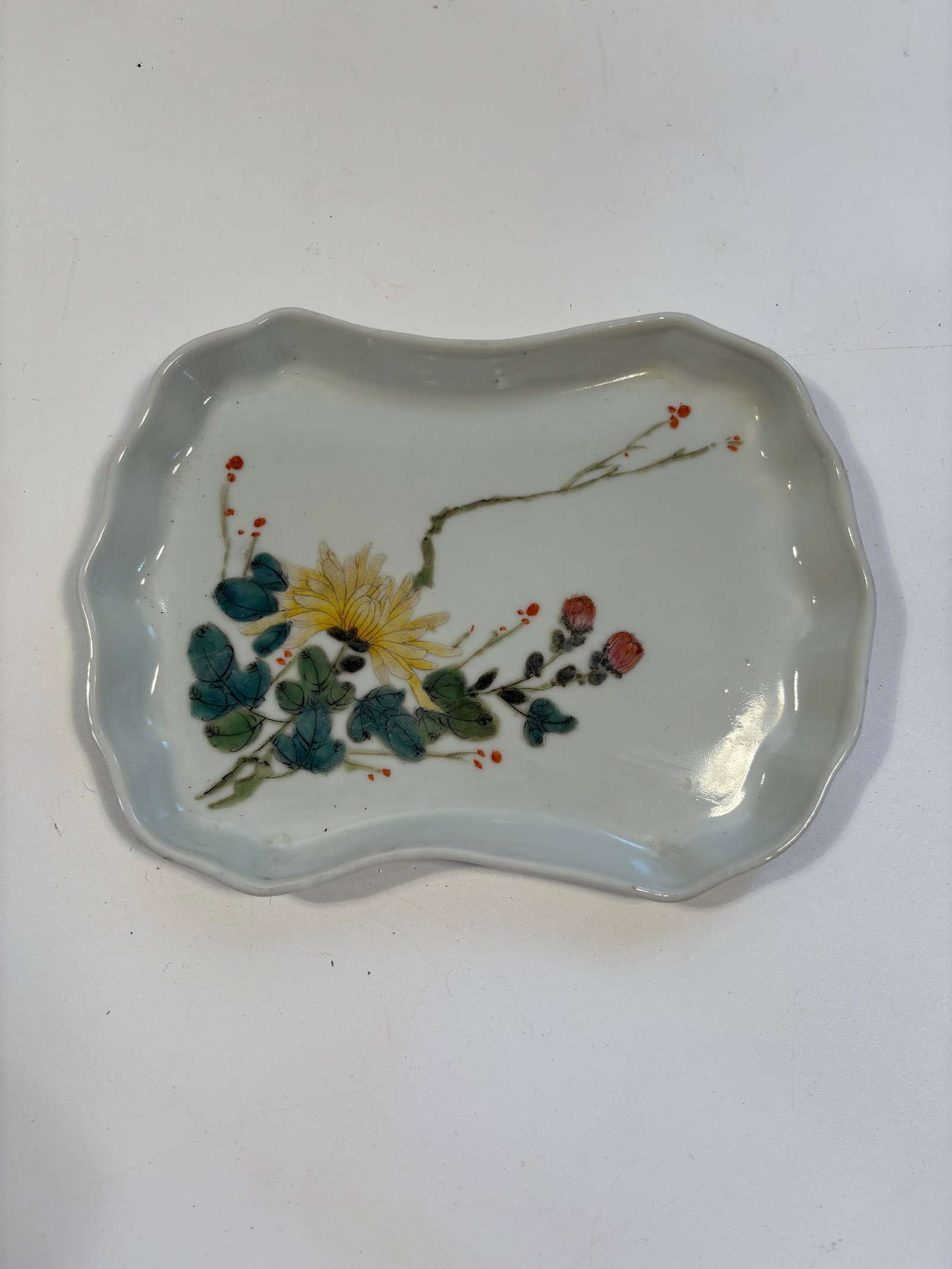A Chinese famille rose porcelain ink-washer plate (1 of 4)