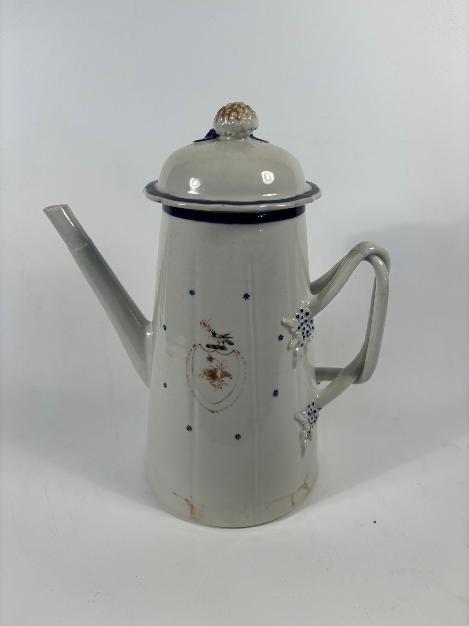 A Chinese export porcelain coffee pot (1 of 8)