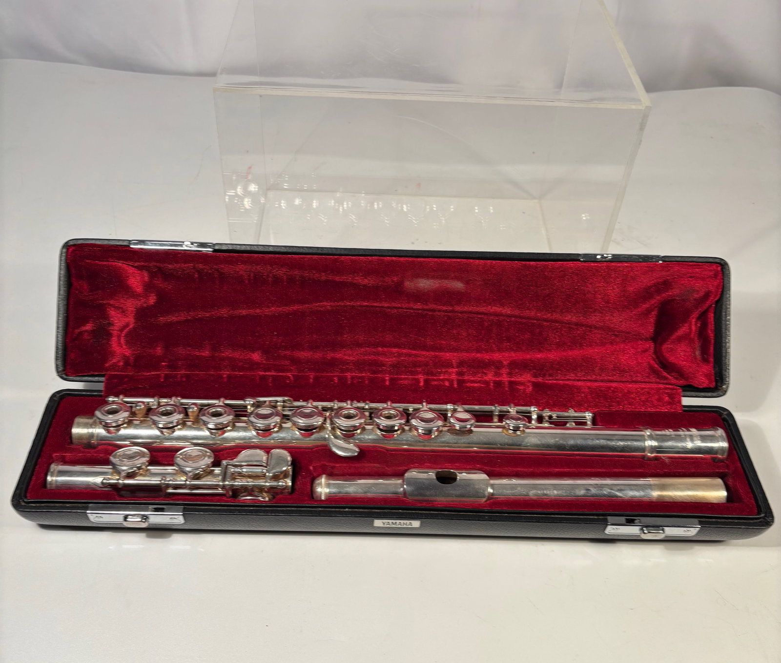 Yamaha YFL-481 II Solid Sterling Silver 925 Concert Flute Made in Japan w/ Case: The Yamaha YFL-481 II is a sought-after intermediate-level concert flute crafted entirely in solid sterling silver (.925), including the headjoint, body, and footjoint. Clearly marked “SILVER 925,&r