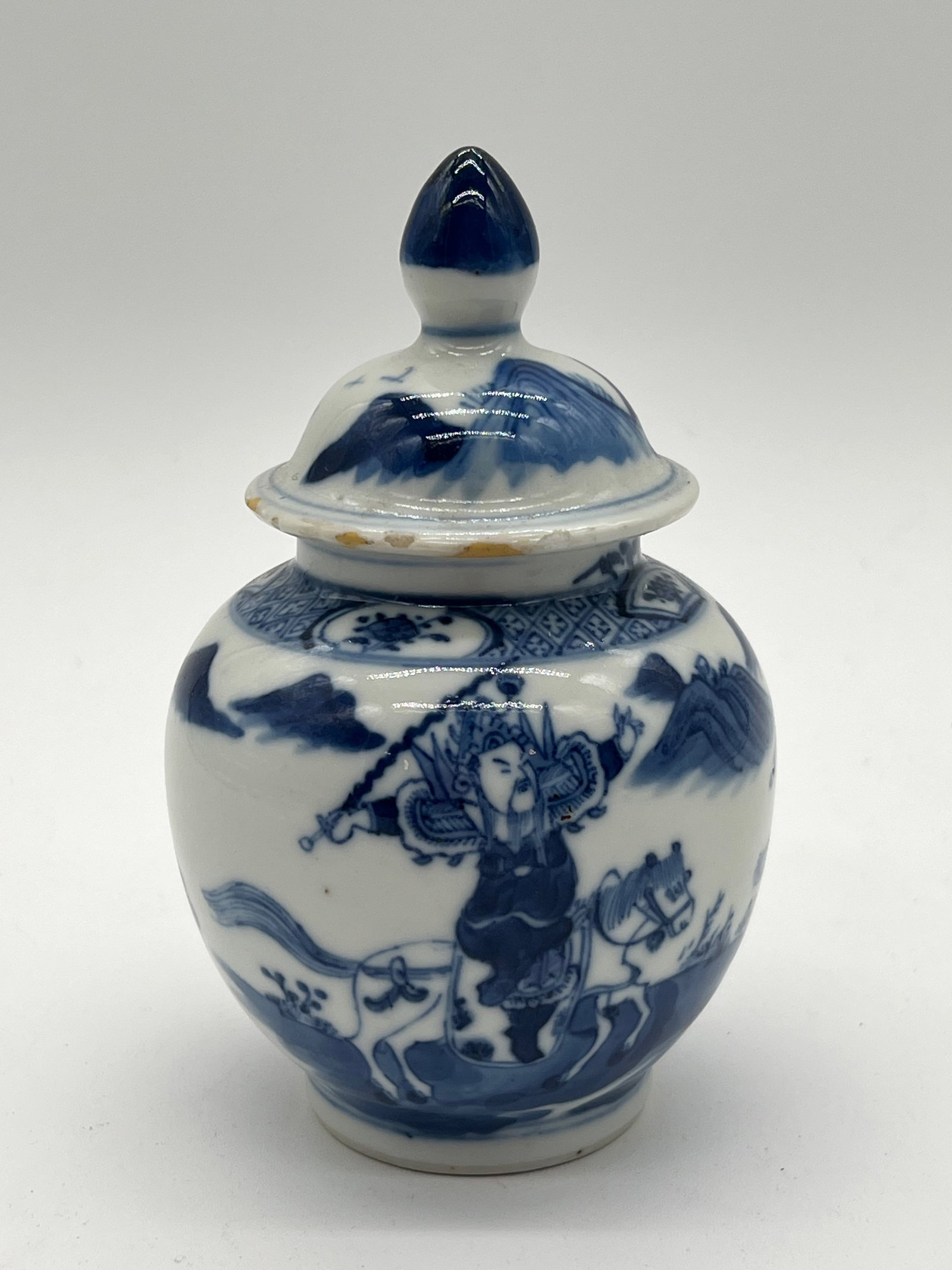 A Chinese blue and white mini porcelain jar with KangXi Mark (1 of 10)