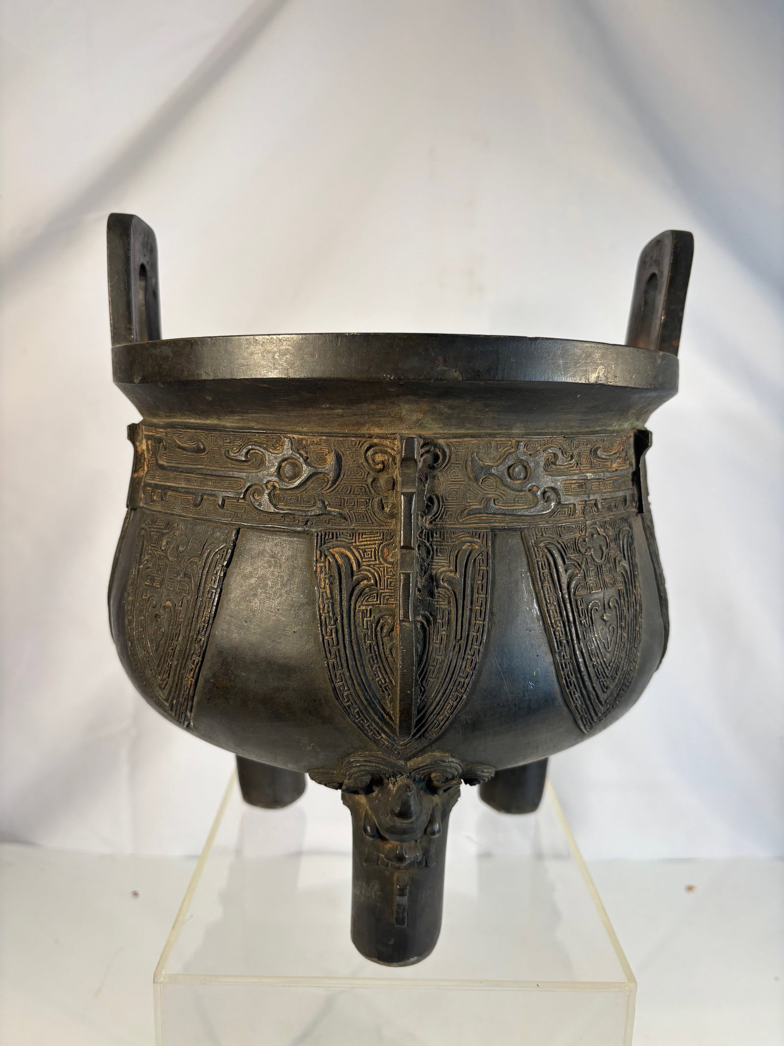 A Chinese bronze Ritual Tripod Vessel (1 of 12)