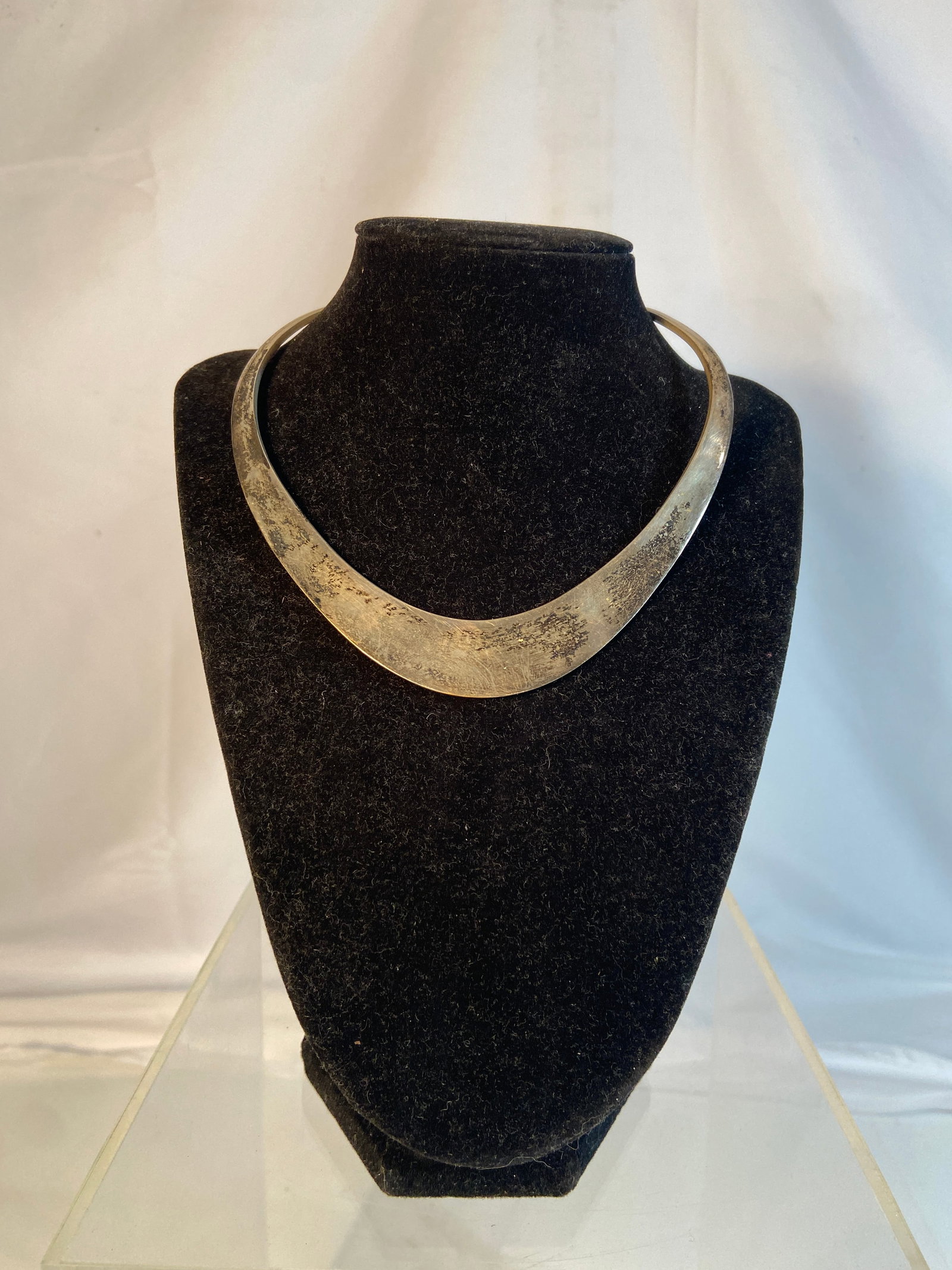 Modernist Silver Tone Torque Collar Necklace: Modernist silver tone torque style collar necklace with wide crescent form design. Open neck construction with minimalist sculptural appearance. Likely late 20th century fashion jewelry. Approx. 5 inc