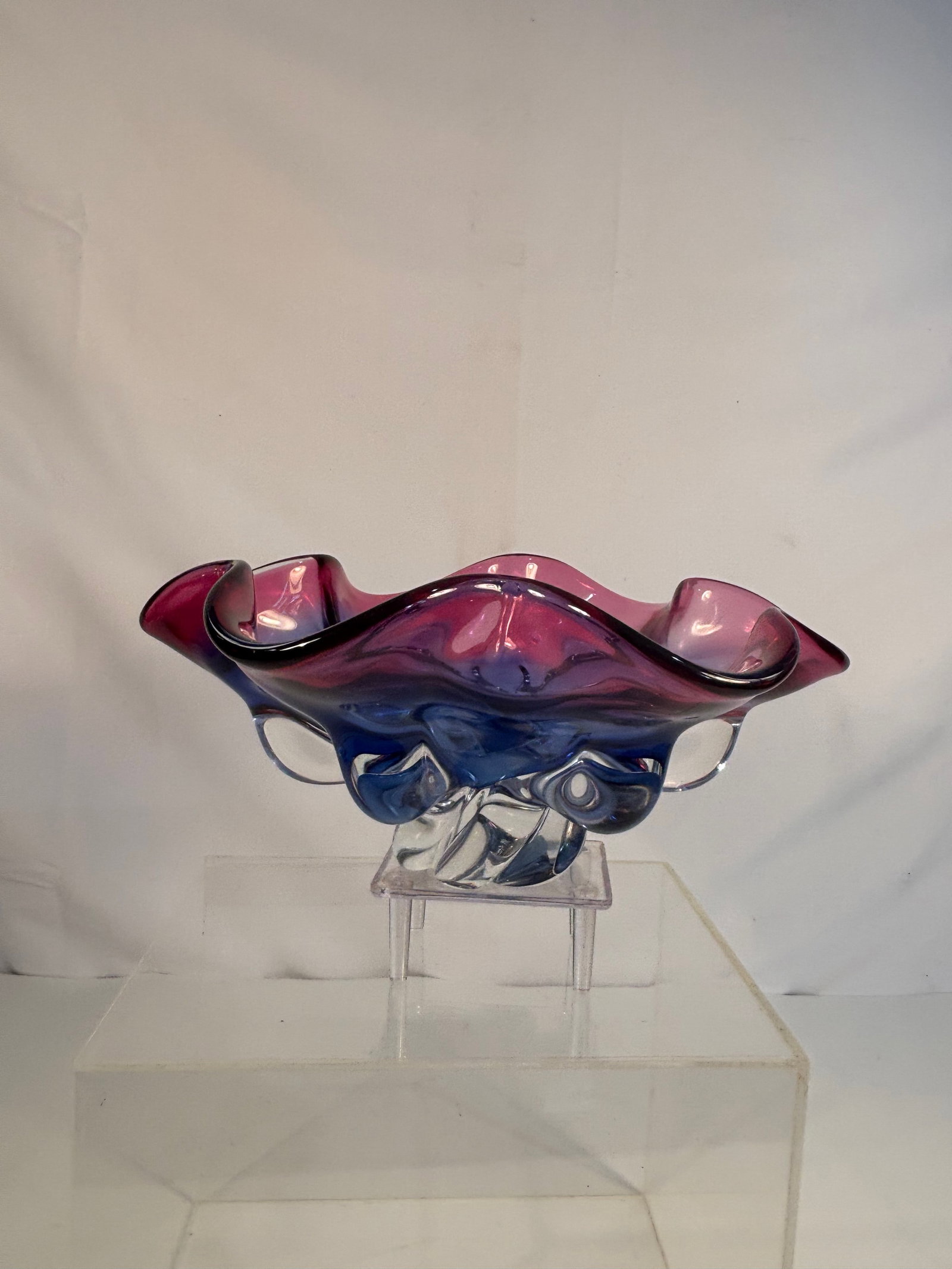 Murano Sommerso Art Glass Freeform Bowl, Pink and Blue, Mid-20th Century: A Murano sommerso art glass centerpiece bowl, mid-20th century. Of freeform ruffled shape with pulled lobes, the glass displaying a vibrant transition from cobalt blue to amethyst-pink, with a clear g