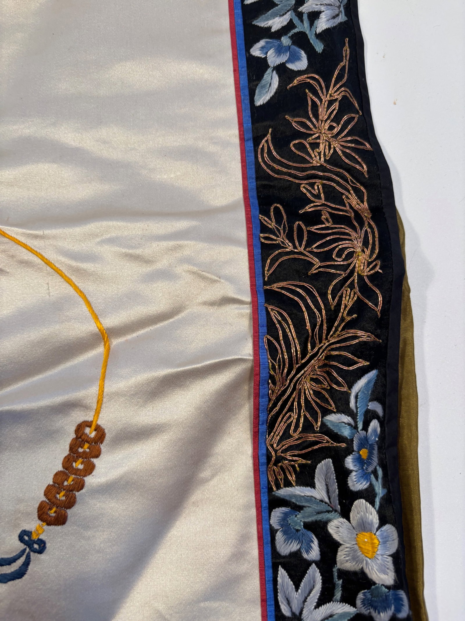 A Chinese silk embroidered panel - 5