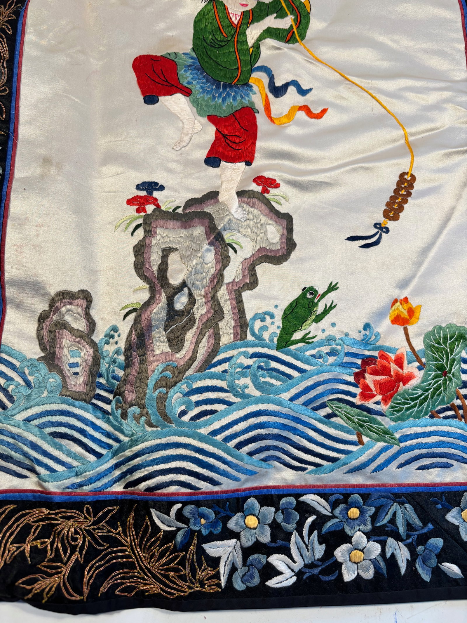 A Chinese silk embroidered panel - 8