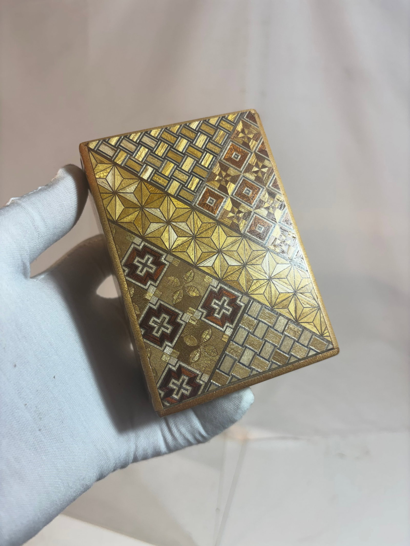 Japanese Yosegi Marquetry Puzzle Box / Secret Compartment Box: A Japanese yosegi marquetry puzzle box crafted with intricate geometric parquetry patterns in various natural wood tones. Decorated in the traditional Hakone style using finely assembled inlaid wood v