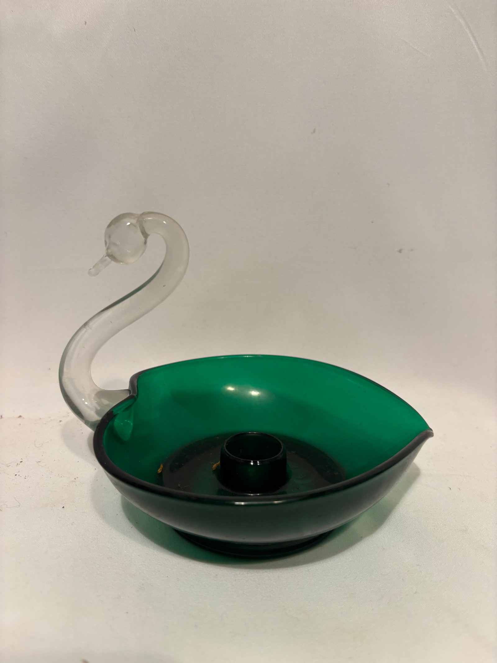 Small Murano Style Art Glass Swan Centerpiece Bowl, 20th Century: Elegant hand-blown art glass centerpiece formed as a stylized swan, featuring a clear curved neck and head rising from a deep emerald-green body. The elongated oval bowl is gracefully shaped with a pu