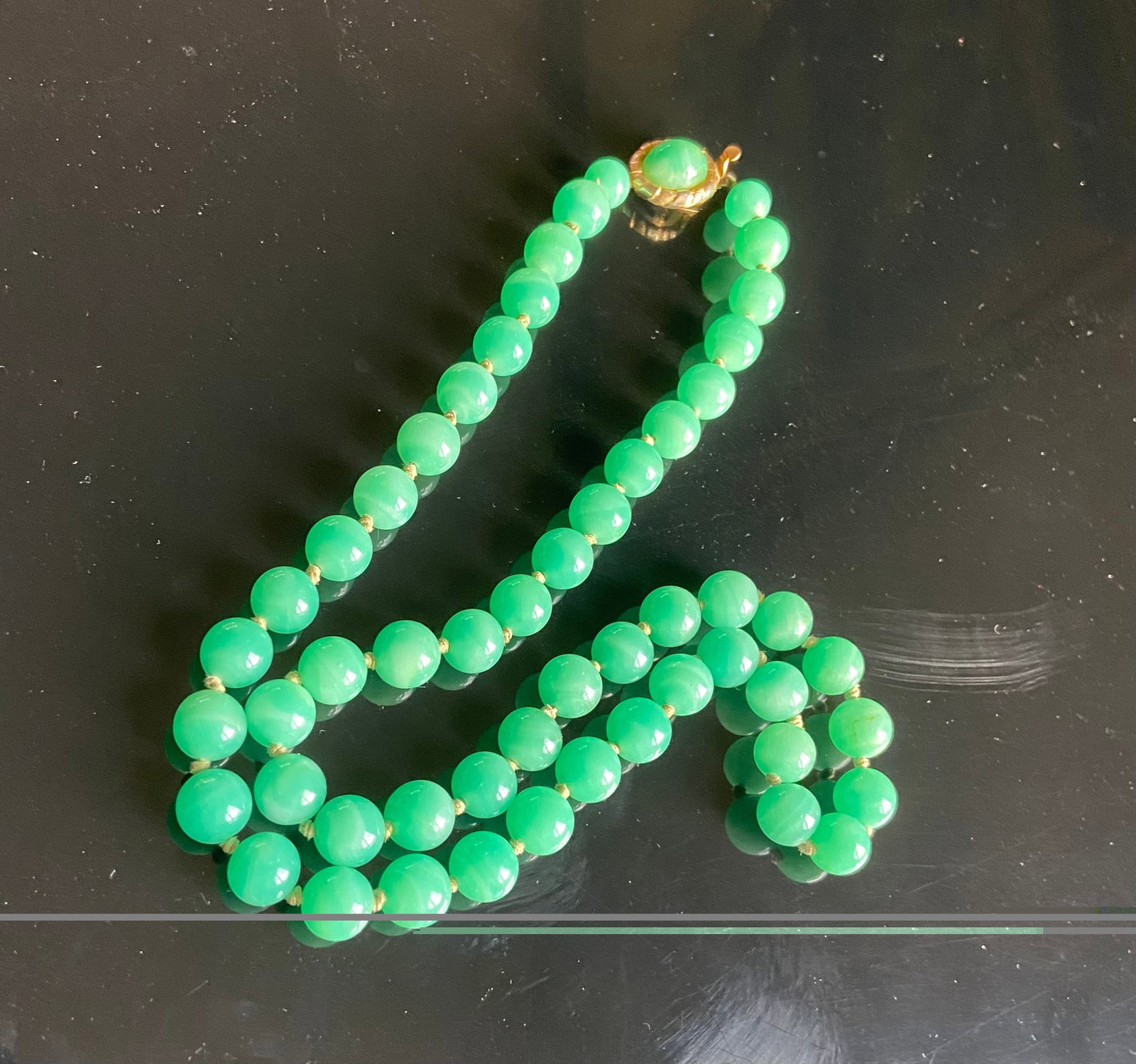 A Chinese green glass beads necklace with clasp: The green colour is so beautiful and vibrant.The Dimensions?Total length: 24" Bead size: 9.7mm