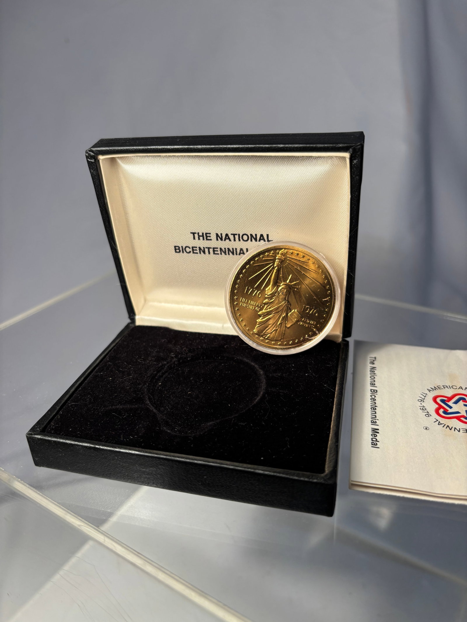 1976 National Bicentennial Commemorative Medal with Original Presentation Box: 1976 National Bicentennial commemorative medal issued in celebration of the 200th anniversary of American independence. Features the Statue of Liberty with dates “1776–1976” and patriotic in