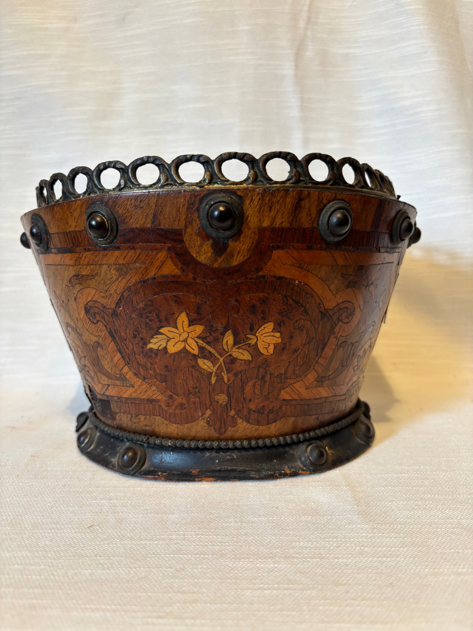 19th C. European Marquetry Inlaid Wood Jardiniere / Cachepot, 9.5?? Diameter: A finely crafted 19th century European wooden jardiniere or cachepot, featuring intricate marquetry inlay with floral and foliate motifs. The body is constructed of segmented wood panels with decorati
