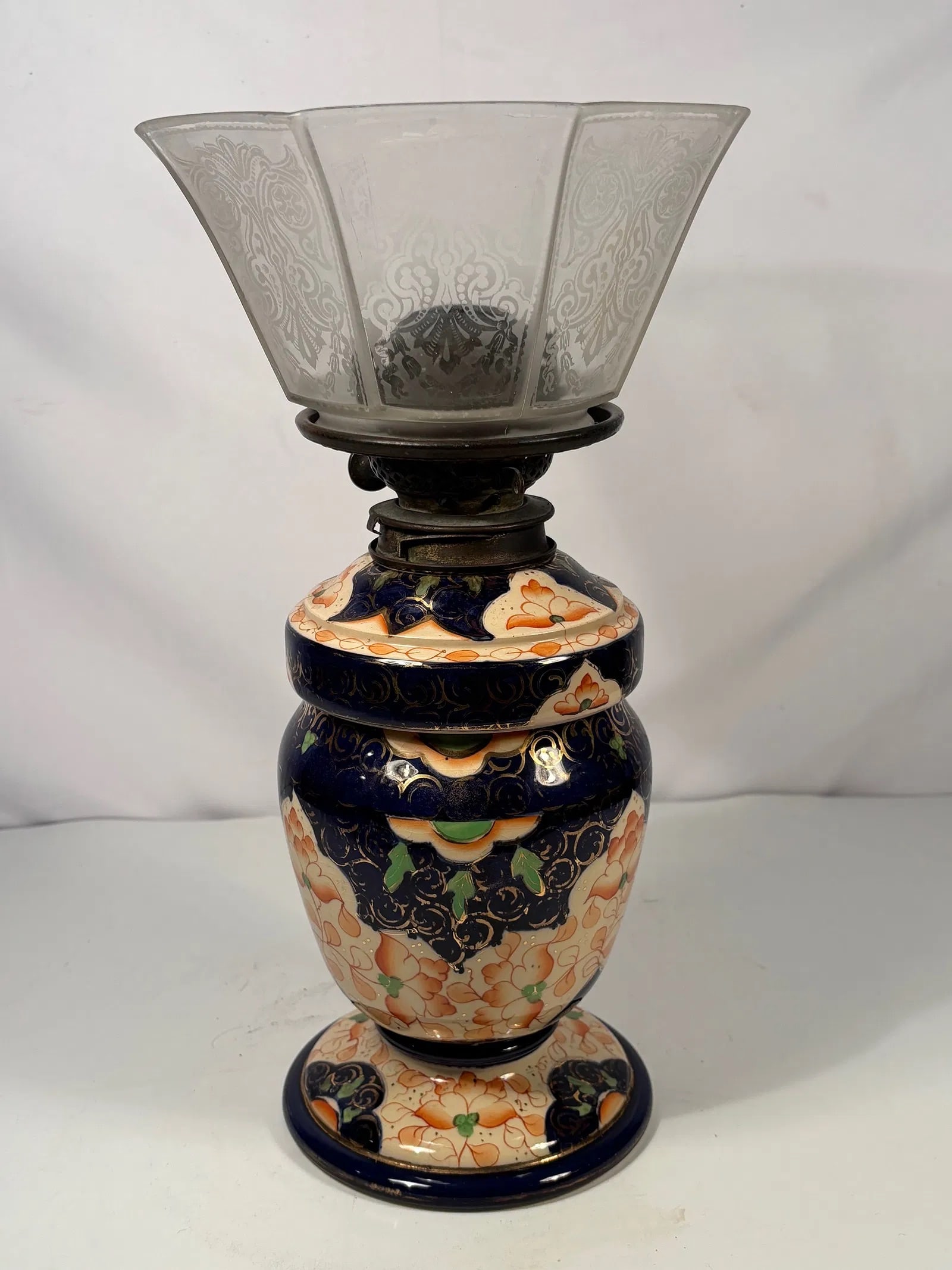 An Original Victorian Wright & Butler Oil Lamp with Imari-Style Porcelain Base and Etched Glass: An original Victorian oil lamp fitted with a Wright & Butler burner, the base of baluster form in richly decorated Imari-style porcelain with cobalt blue, iron-red, green, and gilt floral motifs. Surm