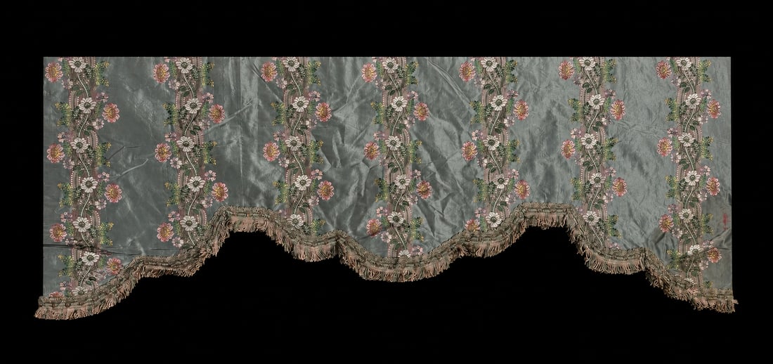Antique 19th-Century French-Style Embroidered Silk Floral Pelmet with Scalloped Passementerie Fringe