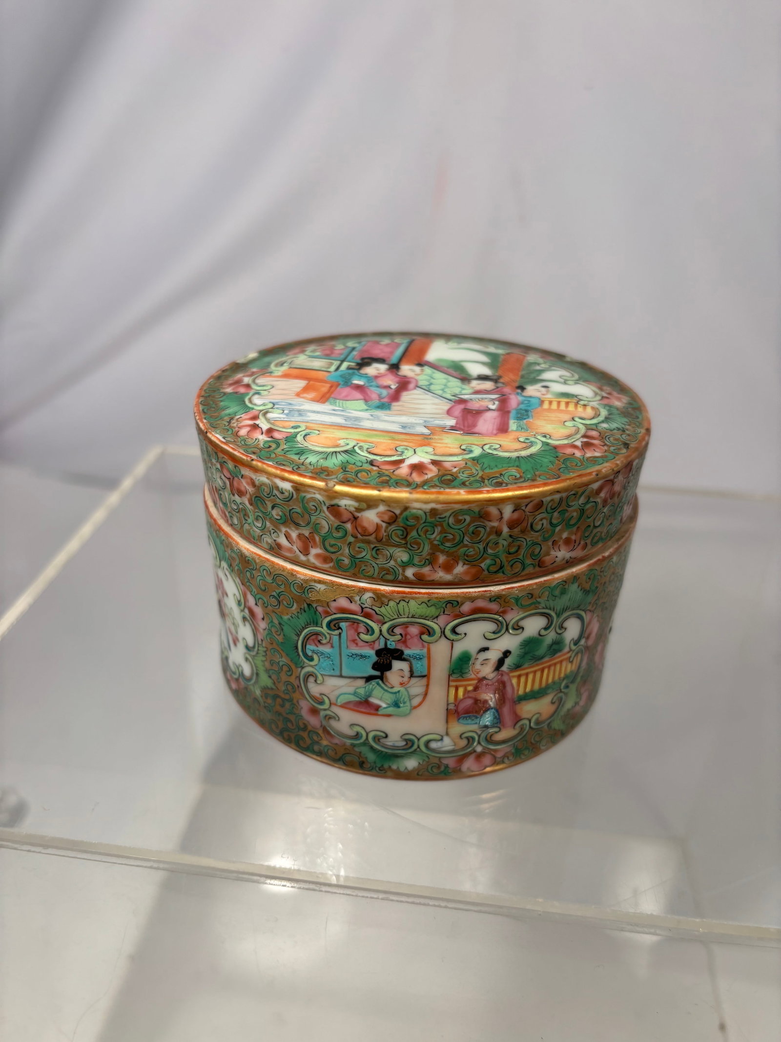 Chinese Canton Rose Mandarin Porcelain Covered Box, 19th century