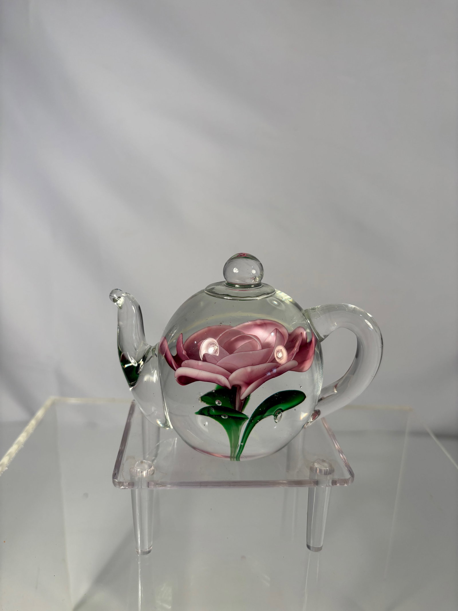 A Dynasty Gallery Glass Teapot Paperweight with Pink Flower, Heirloom Collectibles: Charming Dynasty Gallery glass paperweight in the form of a miniature teapot, featuring a beautifully detailed lampwork pink flower with green leaves encased inside clear glass. The piece has a clear 