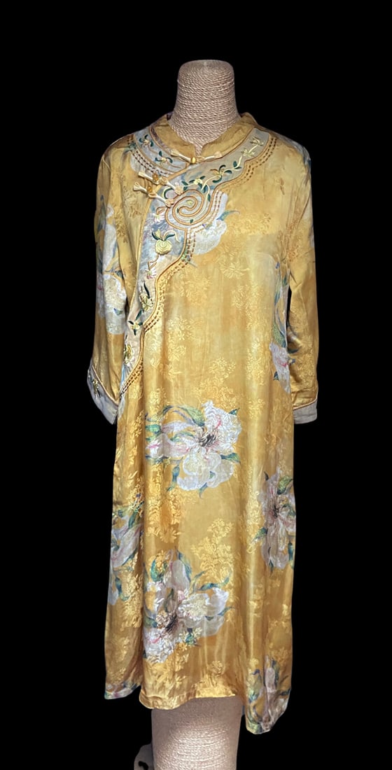 Vintage Chinese Gold Jacquard Embroidered Tang Style Robe Dress w/ Frog Closures, Peony Brand: Vintage Chinese Peony Brand Tang-style robe dress featuring an elegant gold jacquard fabric with woven floral motifs and large peony floral print throughout. Designed with a Mandarin collar, decorativ