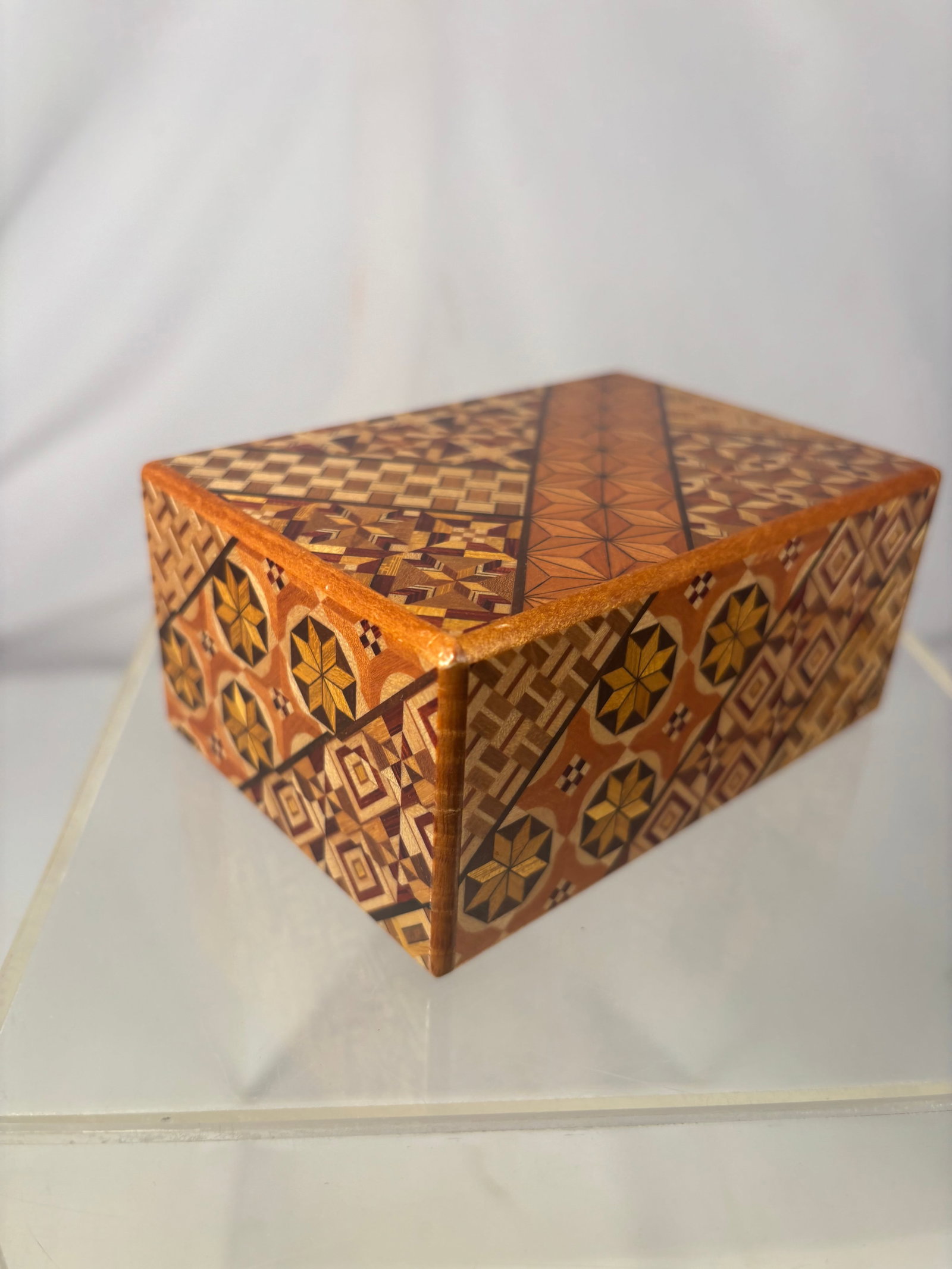 Vintage Japanese Hakone Yosegi-Zaiku Geometric Marquetry Puzzle Jewelry Box: A finely crafted Japanese wooden jewelry or trinket box decorated throughout with traditional Hakone yosegi-zaiku marquetry. Numerous contrasting natural woods form intricate geometric patterns, inclu