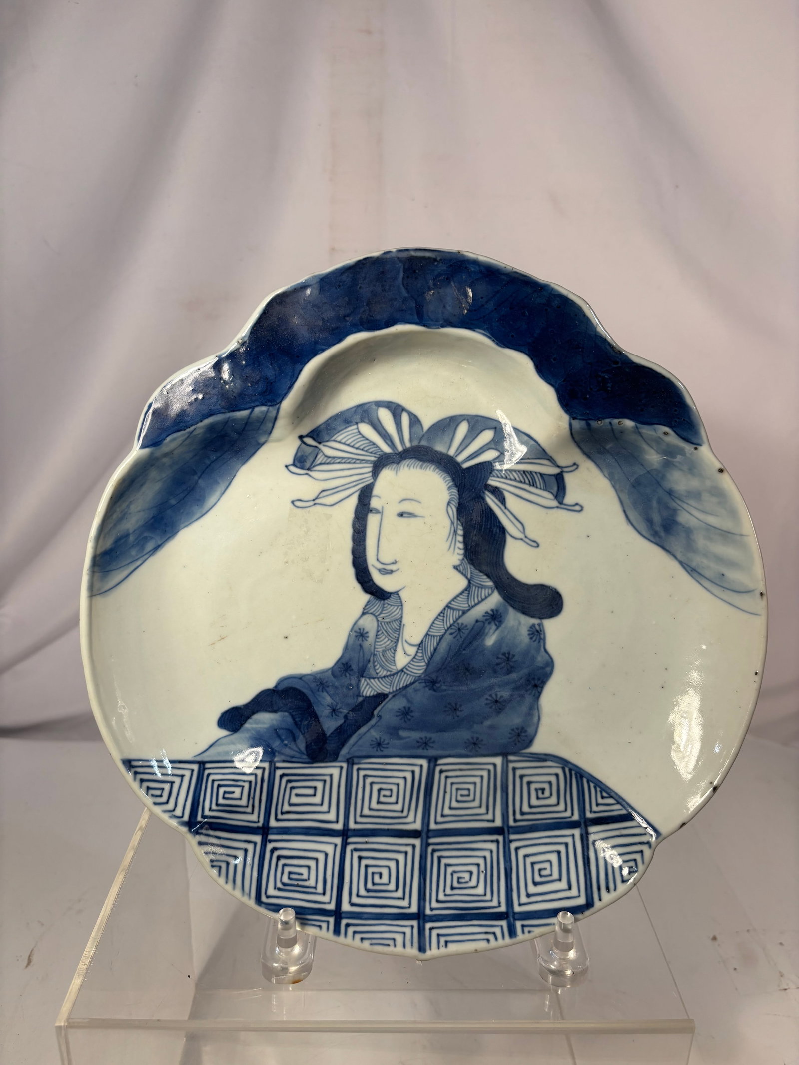 Japanese Imari Blue and White Porcelain Plate , Edo period (1603–1868).: A Japanese Imari blue-and-white porcelain plate dating to the Edo period, circa 18th century. The molded foliate-form plate is hand-painted in underglaze cobalt blue with an elegant seated lady wearin