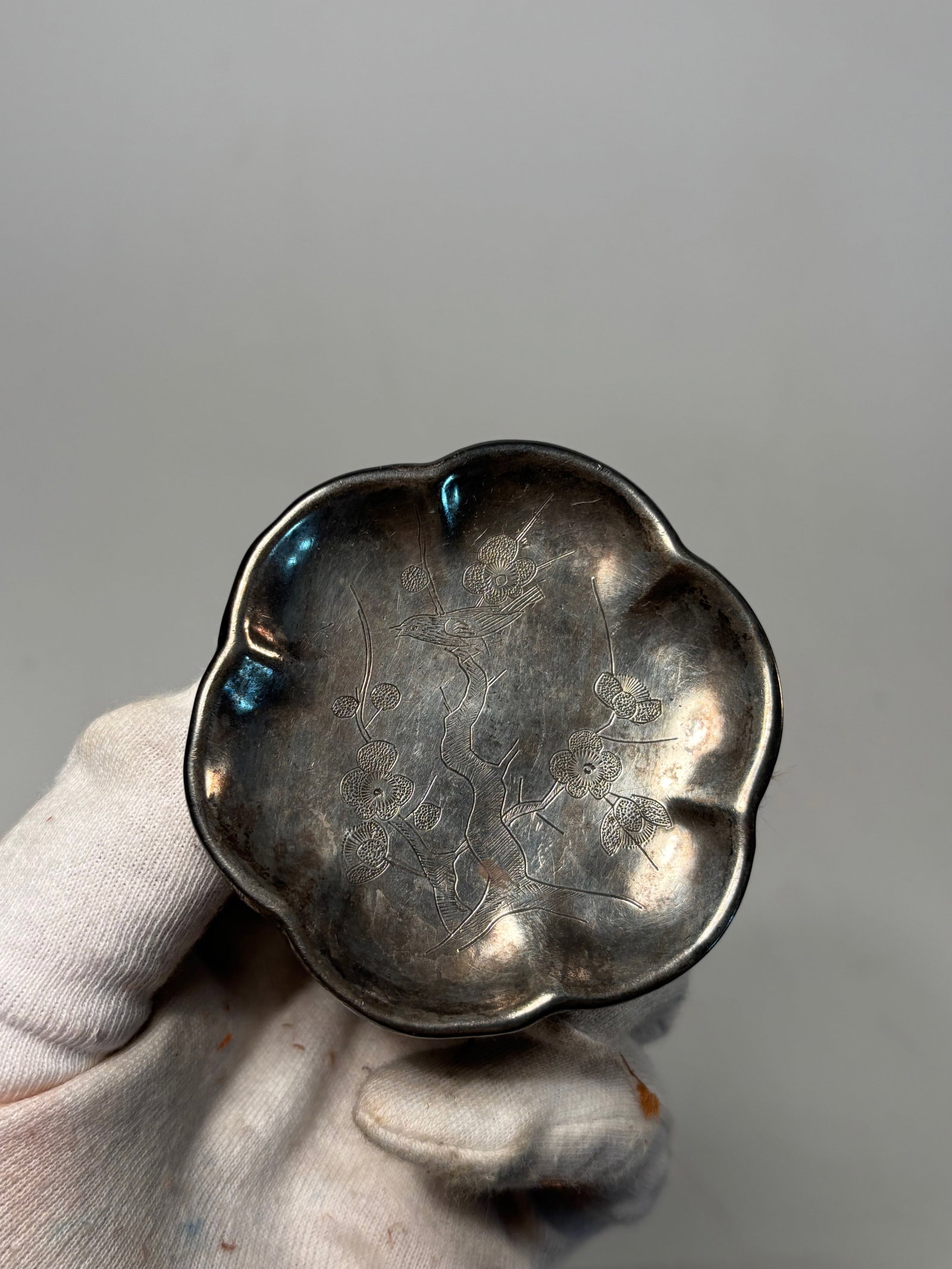 a Chinese sterling silver flower-form dish with sterling silver(CHUN YIN ) in Chinese mark: Qing dynasty(1644-1912); Fine etched decoration inside — possibly floral, wave, or landscape motifs.Dimensions?qq