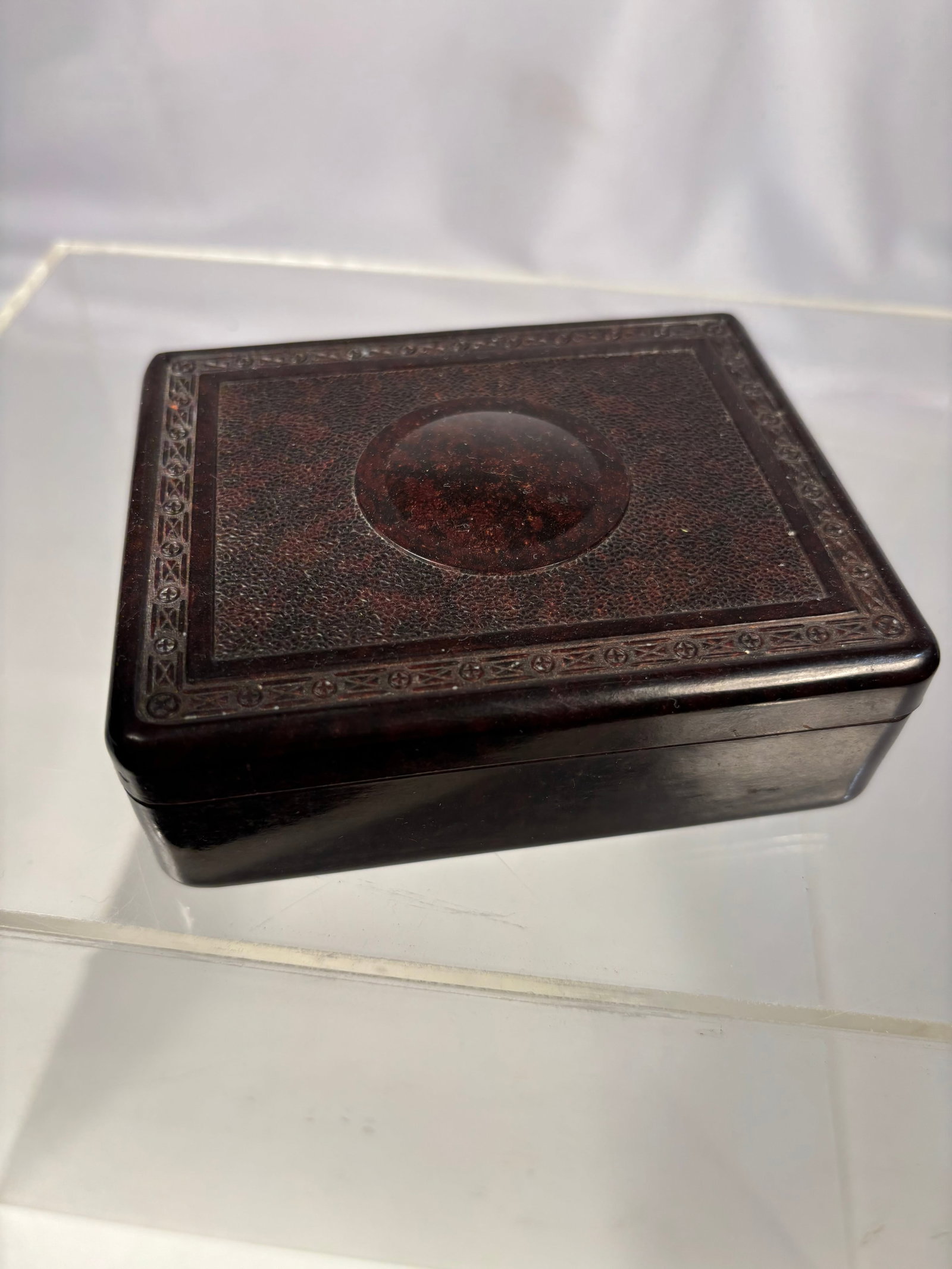 Griffart Art Deco Bakelite Trinket Box, Muncie Indiana, c. 1930–1940: Authentic Griffart Bakelite trinket box manufactured in Muncie, Indiana, circa 1930–1940. Constructed of molded marbled Bakelite with an attractive tortoise-shell effect, featuring a raised central 