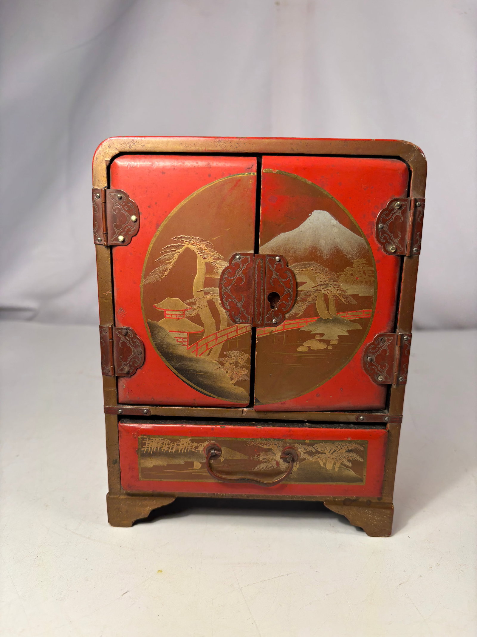 Vintage Japanese Red Lacquer Jewelry Cabinet with Gilt Figural Decoration (1 of 8)