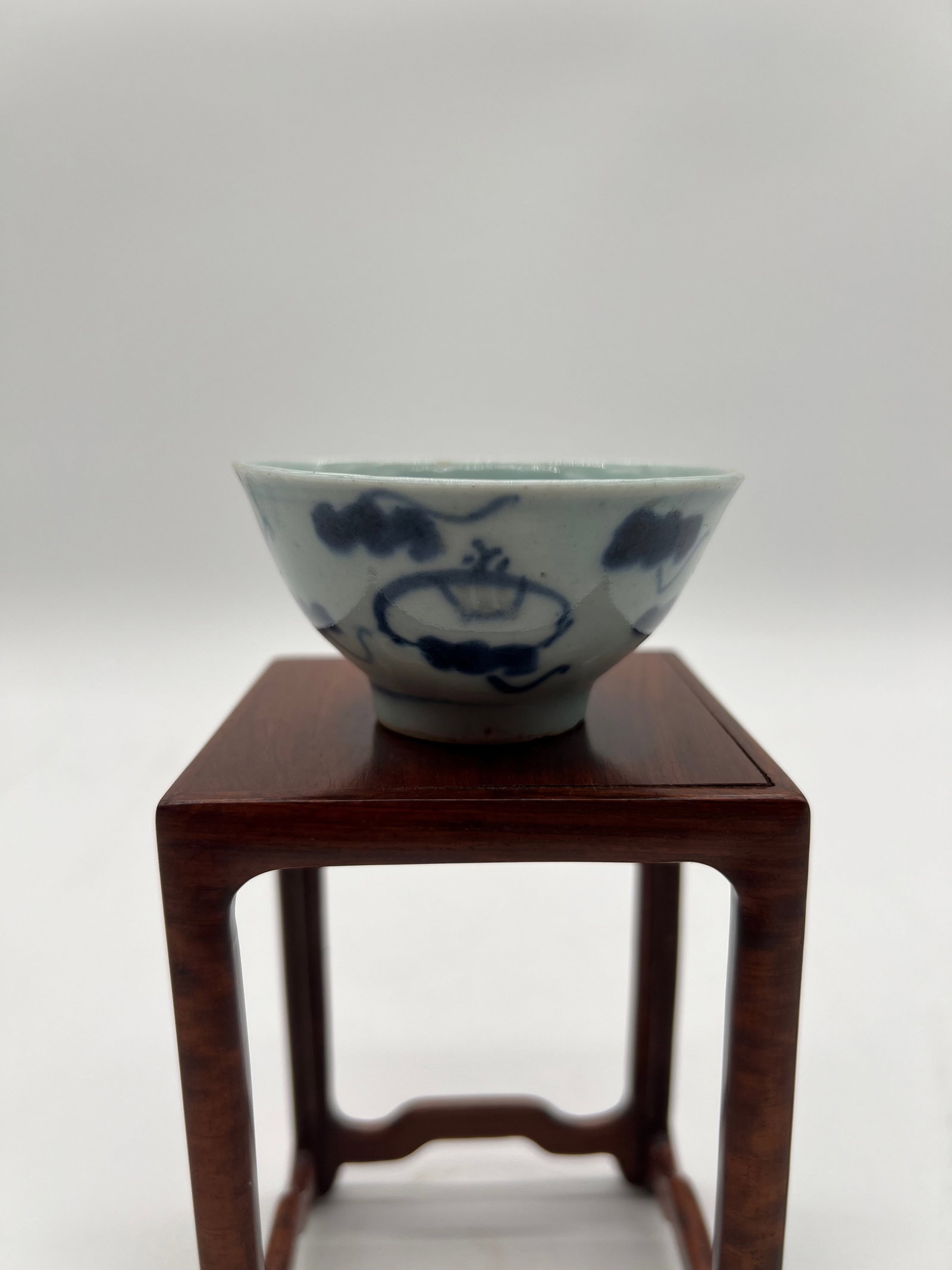 A Chinese blue and white with underglaze red porcelain cup: Ming dynasty (1368-1644); The red underglaze has significantly faded or is gone, it is a sign of an older piece, where the pigments have deteriorated over time. Dimensions?Height: 4 cm, Diameter: 7.5 
