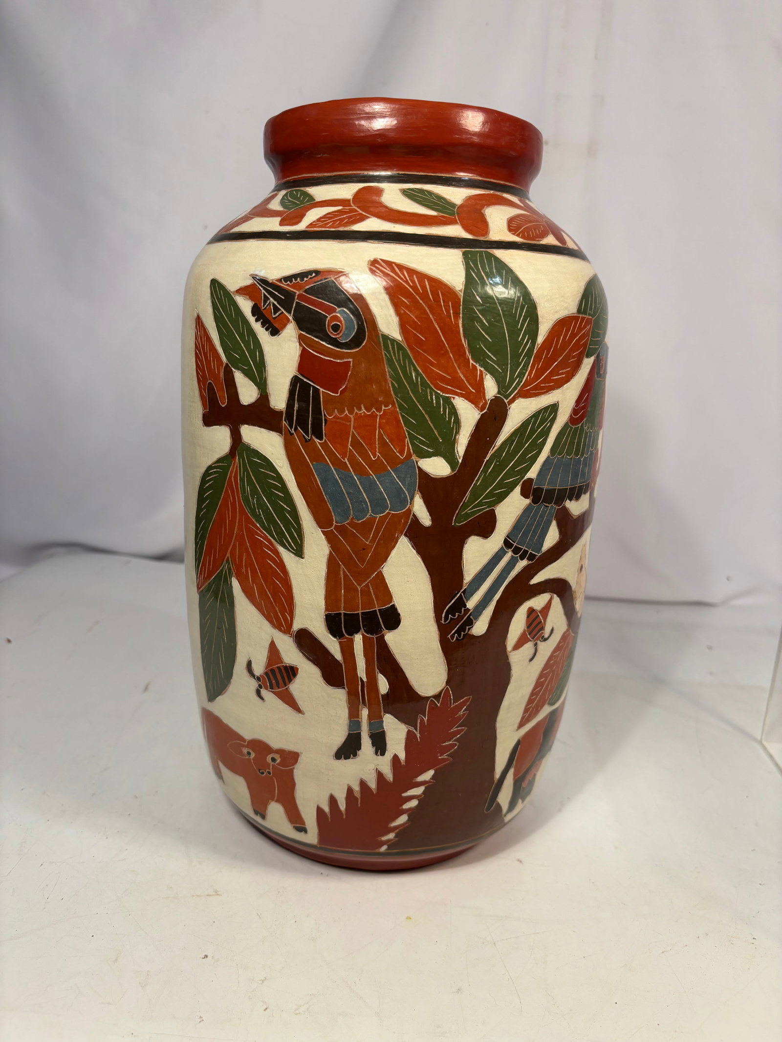 San Juan de Oriente Nicaragua Hand Carved Folk Art Clay Vase by Horacio Salazar: This stunning vintage Nicaraguan sgraffito folk art pottery vase was meticulously hand-carved by master artisan Horacio Salazar in the world-renowned pottery village of San Juan de Oriente. It feature
