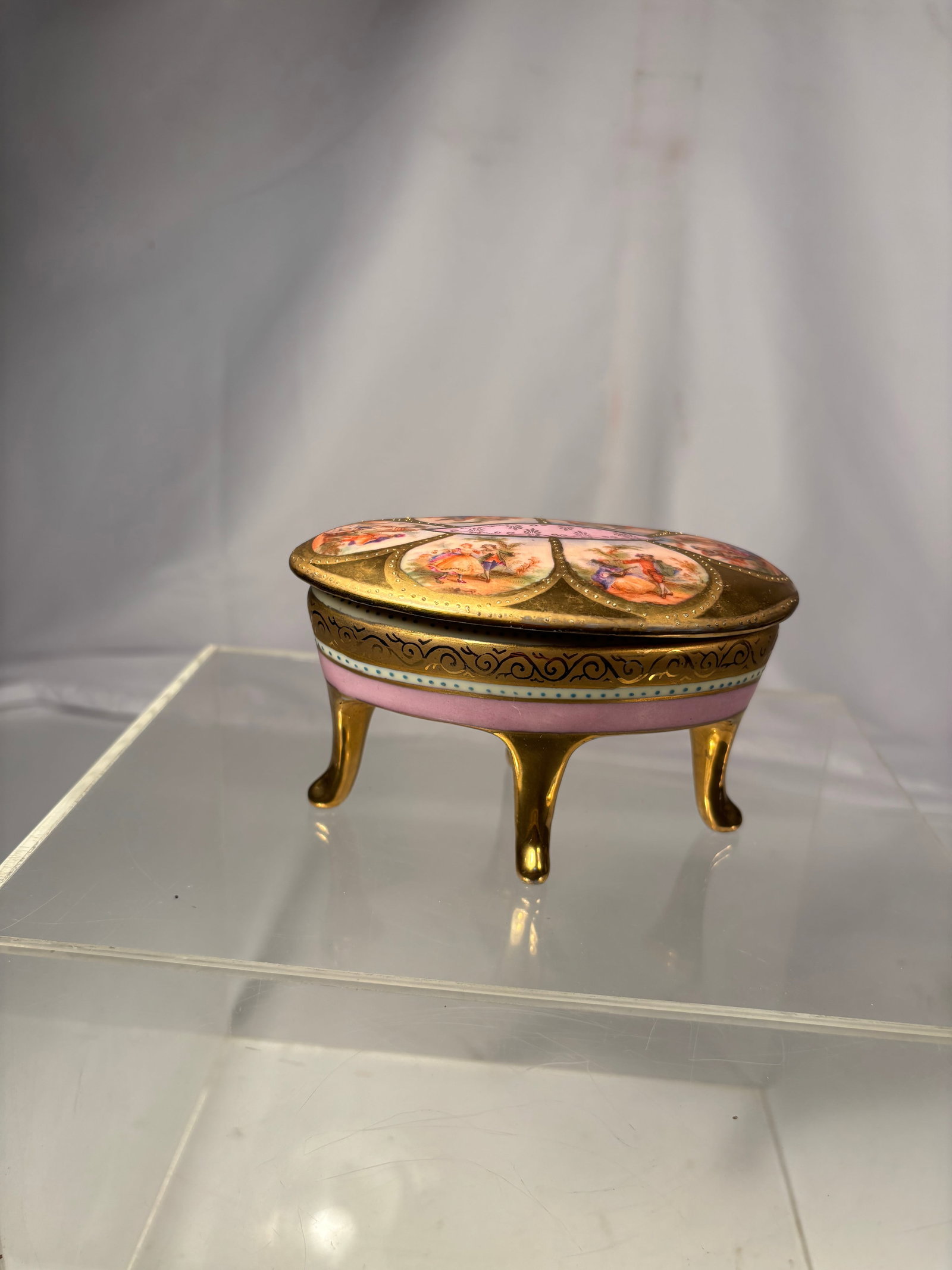 Antique Hand-Painted Friedrich Simon (FSC) Carlsbad Czechoslovakia Porcelain Footed Hinged Trinket: Beautiful antique porcelain footed trinket box by Friedrich Simon (FSC), Carlsbad, Czechoslovakia, dating to the early 20th century. The hinged oval box features an extensively gilded finish with pink