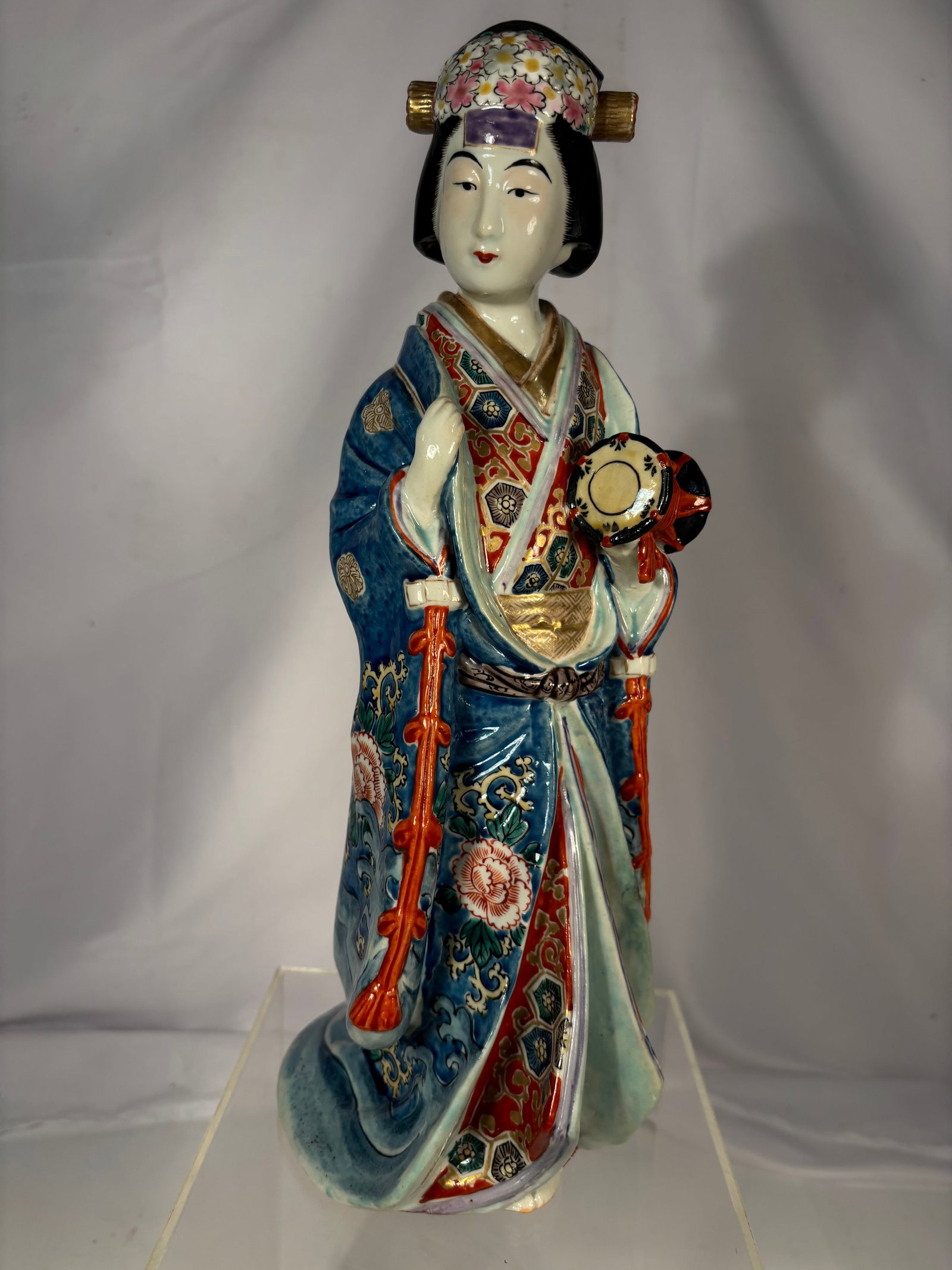 Japanese Kutani Style Porcelain Figure of a Lady Holding a Tsuzumi Drum, Meiji Period (ca. (1 of 9)