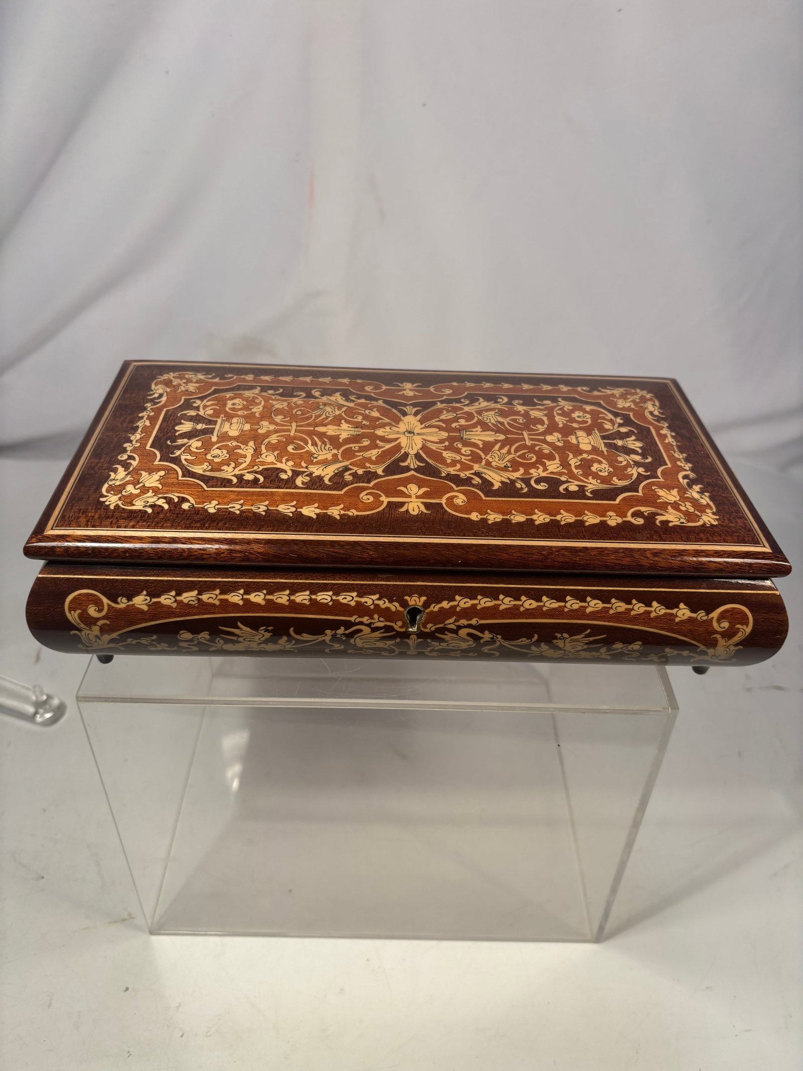 Vintage French-Style Marquetry Inlaid Wooden Jewelry Box with Mirror: A decorative rectangular wooden jewelry or trinket box featuring elaborate lightwood floral, foliate, bird, and urn-form marquetry inlay throughout the lid and sides. The hinged lid opens to reveal a 