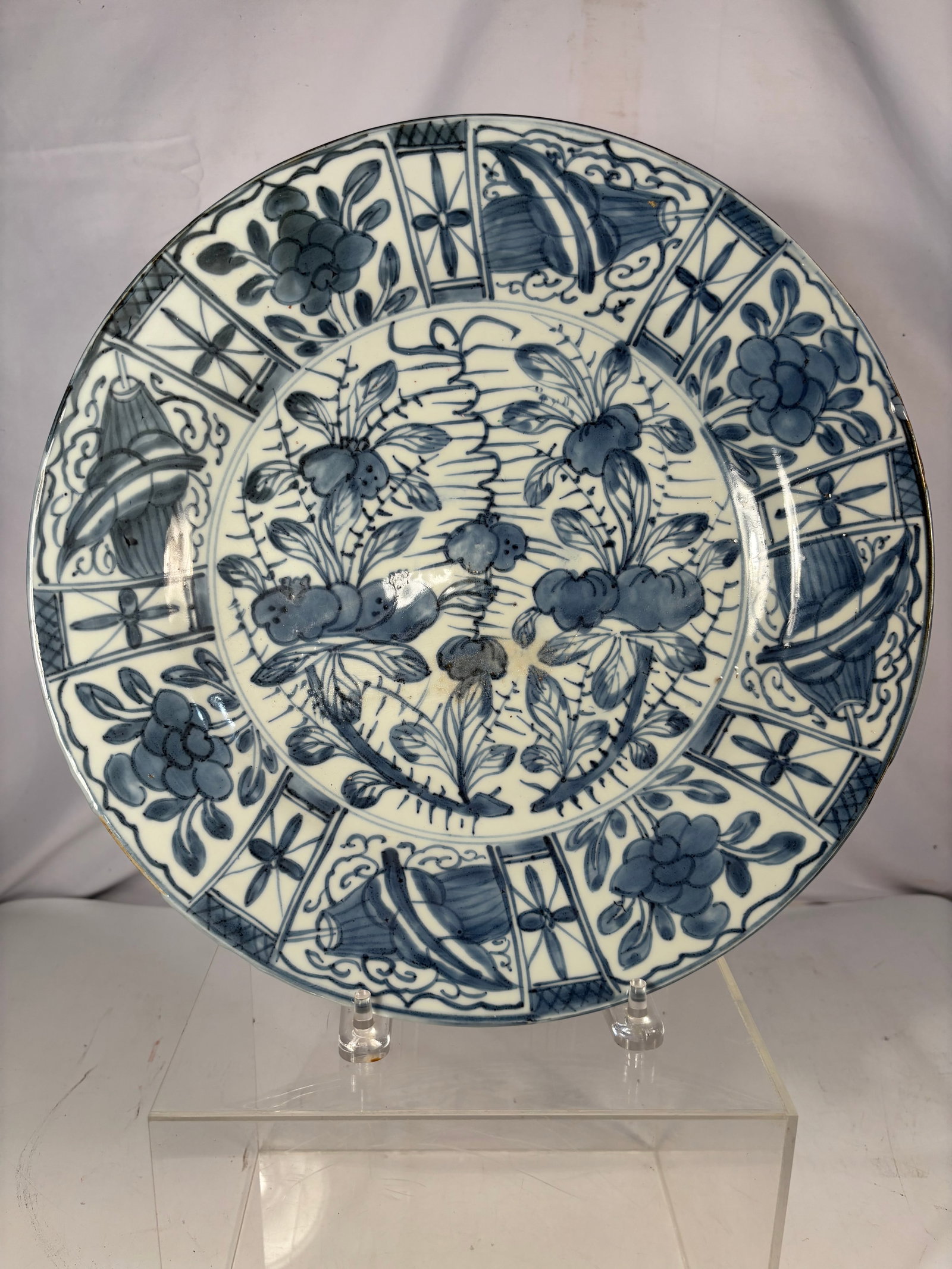 Large Chinese Ming-Dynasty Wanli-Period Kraak Blue-and-White Porcelain Charger with Mark: A large Chinese blue-and-white porcelain charger dating to the Wanli period (1573–1620) of the Ming dynasty. Decorated in the characteristic Kraak style, the central medallion is freely painted in u