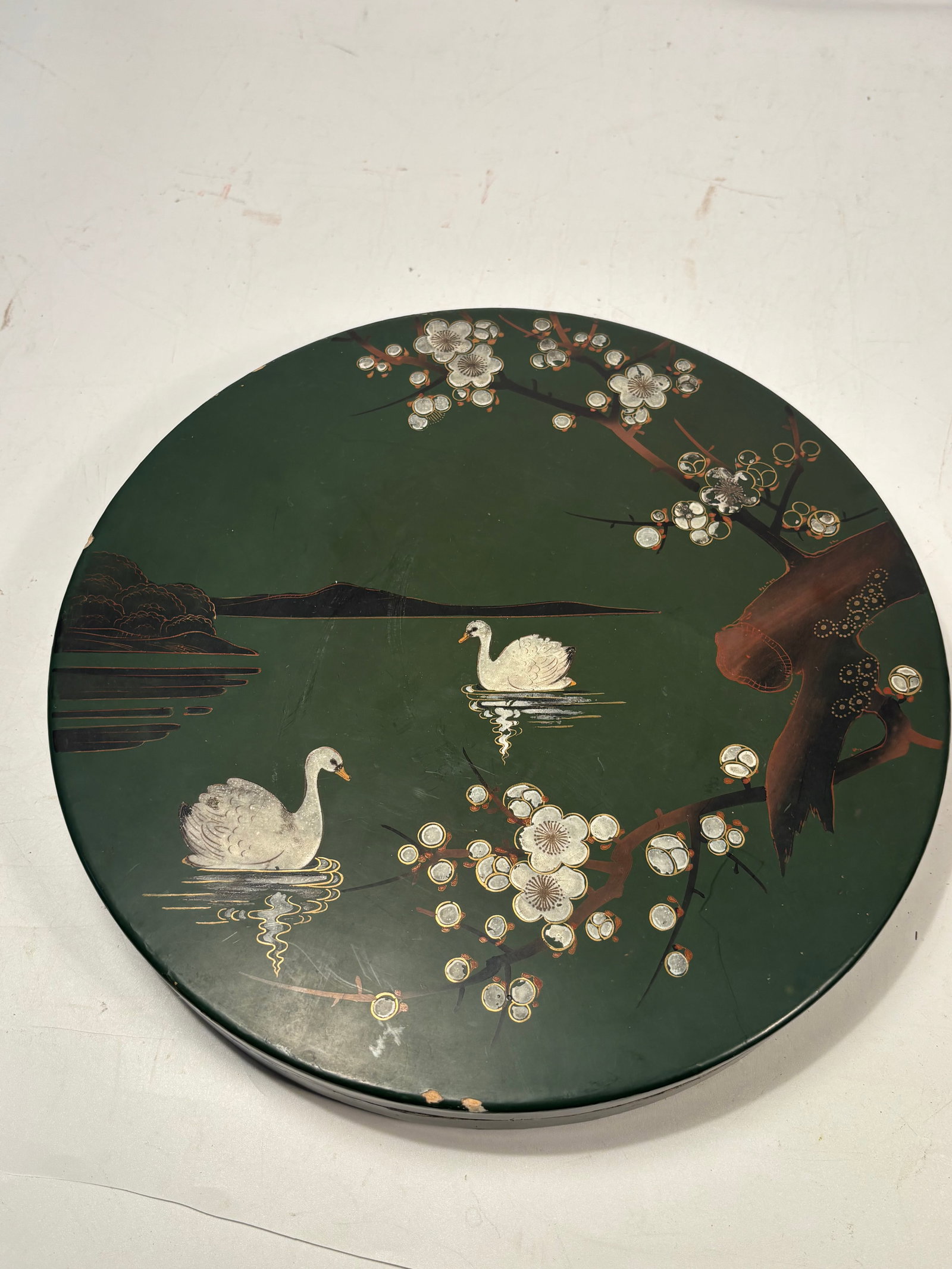 Japanese Hand-Decorated Nippon Porcelain Serving Set in Lacquer Box: A vintage Japanese serving set comprising six fan-shaped porcelain dishes and a central bowl fitted within a round lacquered box. Each dish is hand decorated with pink panels, floral sprays, and gilt 
