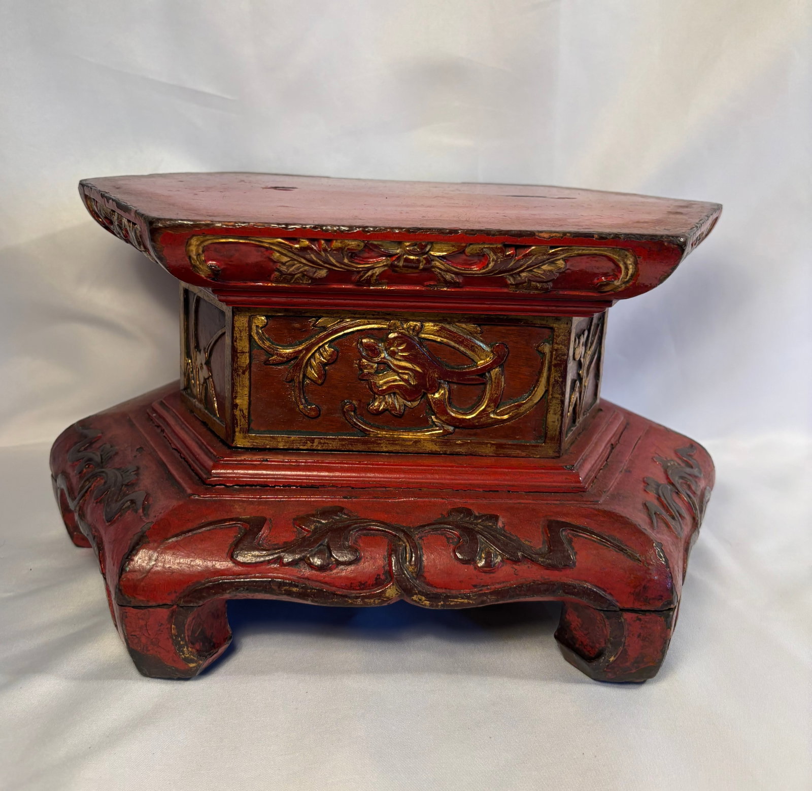 Chinese Gilt and Red-Lacquered Carved Wood Altar Display Stand , Qing dynasty (1644-1912) (1 of 9)