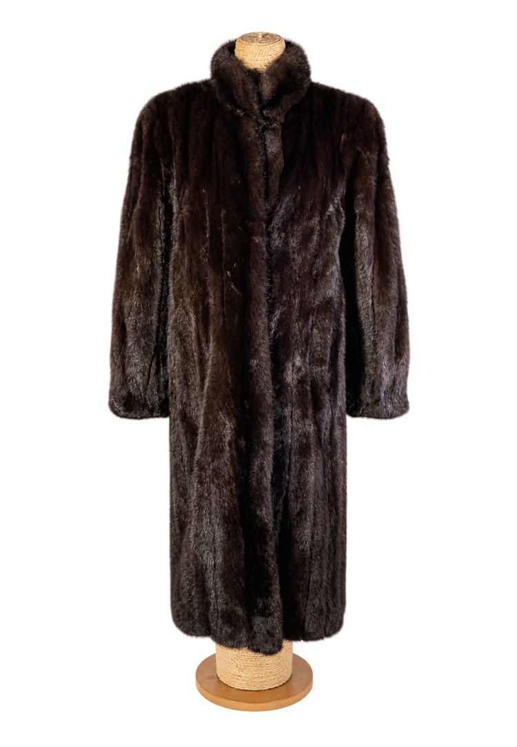Vintage BLACKGLAMA Dark Ranch Mink Full-Length Fur Coat: A luxurious vintage BLACKGLAMA full-length mink fur coat, bearing the original “BLACKGLAMA – Great Lakes Mink Association – World’s Finest Ranch Mink” label. Crafted from rich dark brown