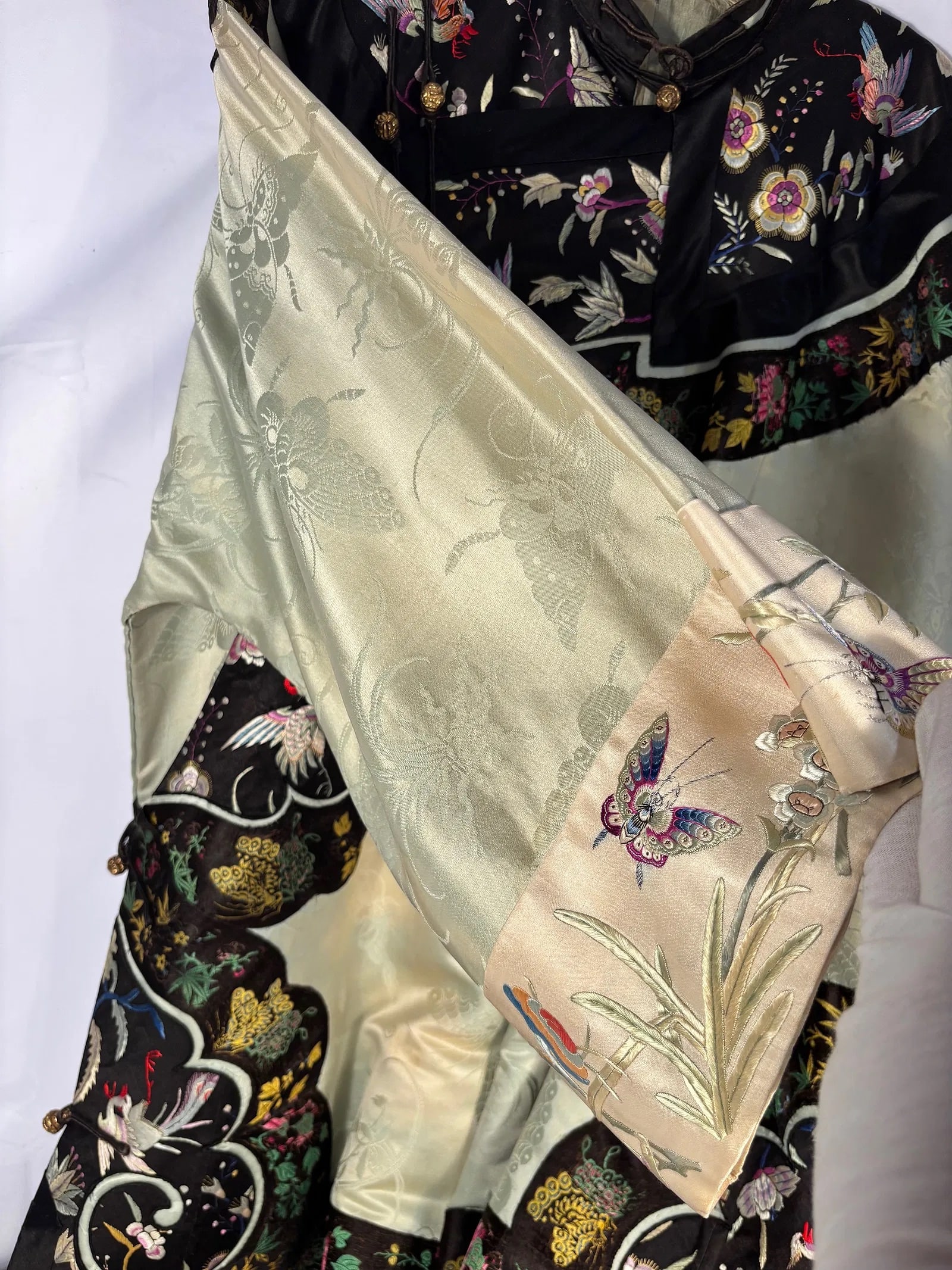 A Chinese Embroidered Silk Jacket - 7