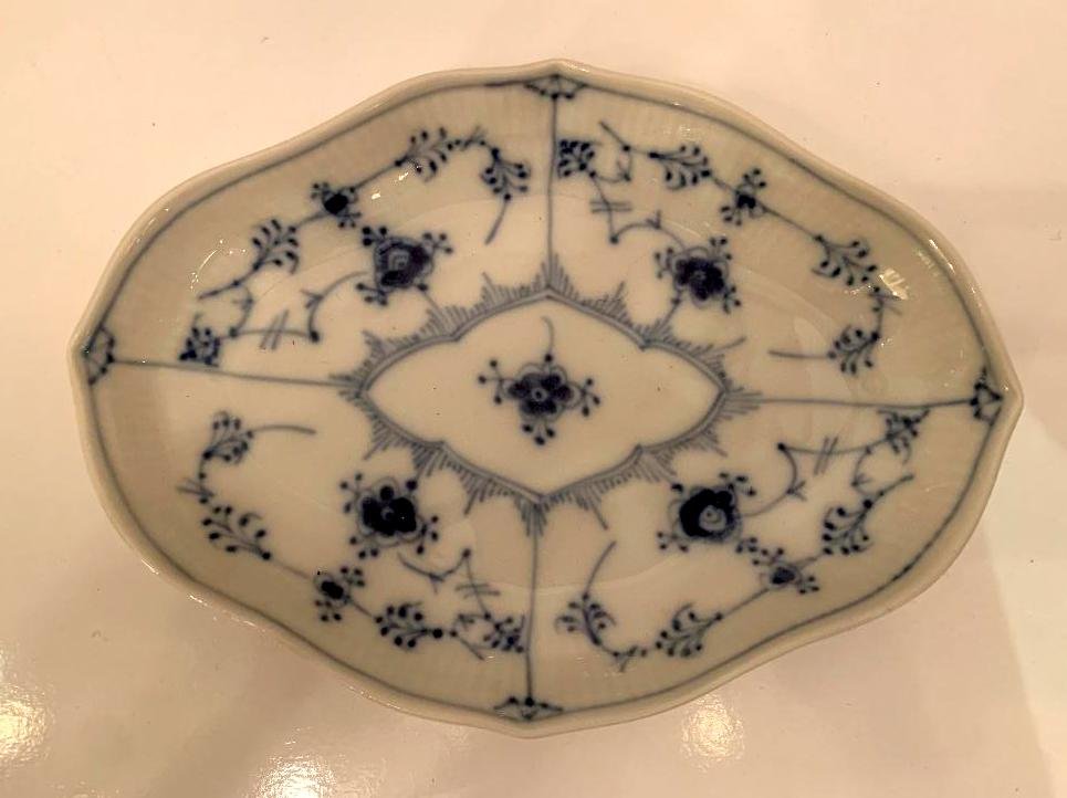 ROYAL COPENHAGEN BLUE FLUTED PLAIN OVAL DISH # 147 BLUE (1 of 4)