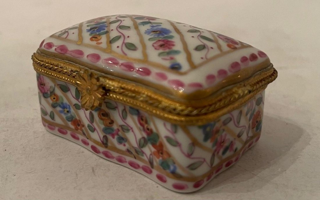 Vintage Porcelain Limoges France Pill Box (1 of 3)